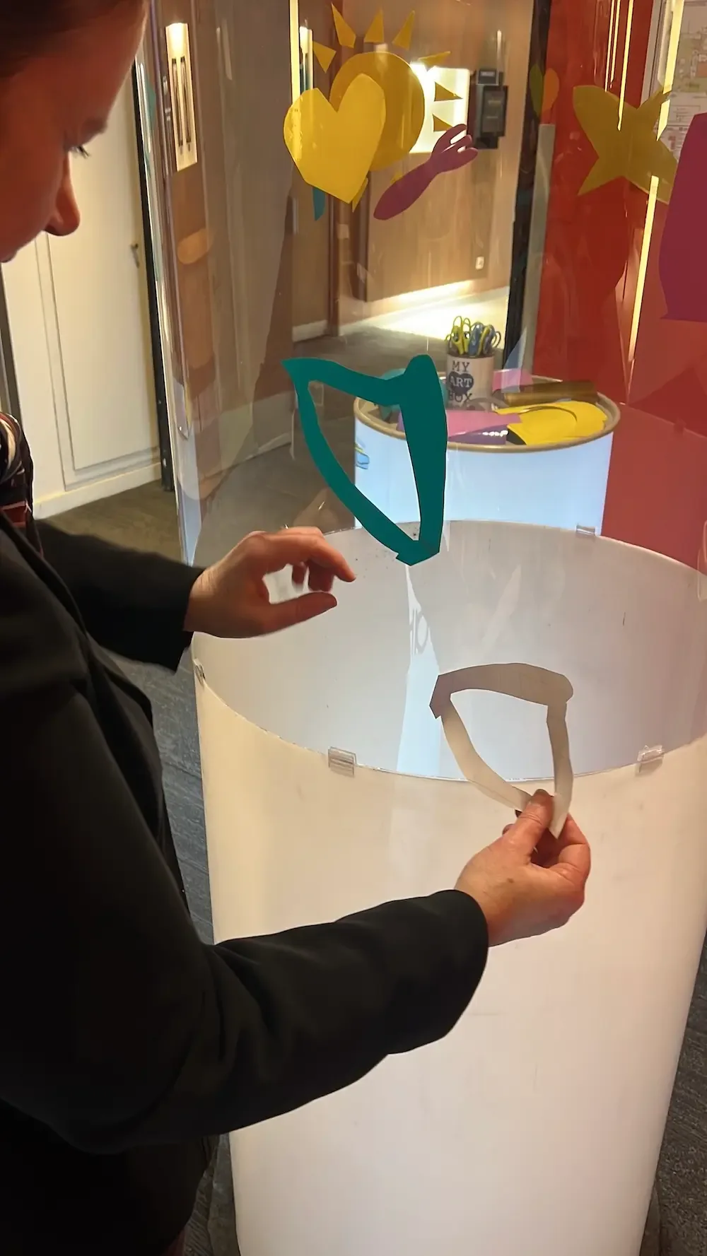 Participant à l'animation éco-responsable de My Art Box avec découpe de forme au Palais des Congrès Paris.