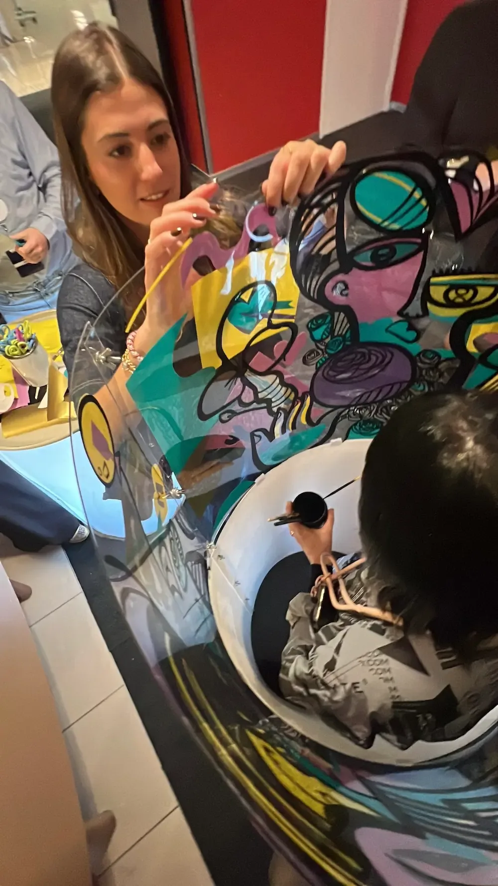 Participant collant dans création artistique en tube au Palais des Congrès Paris