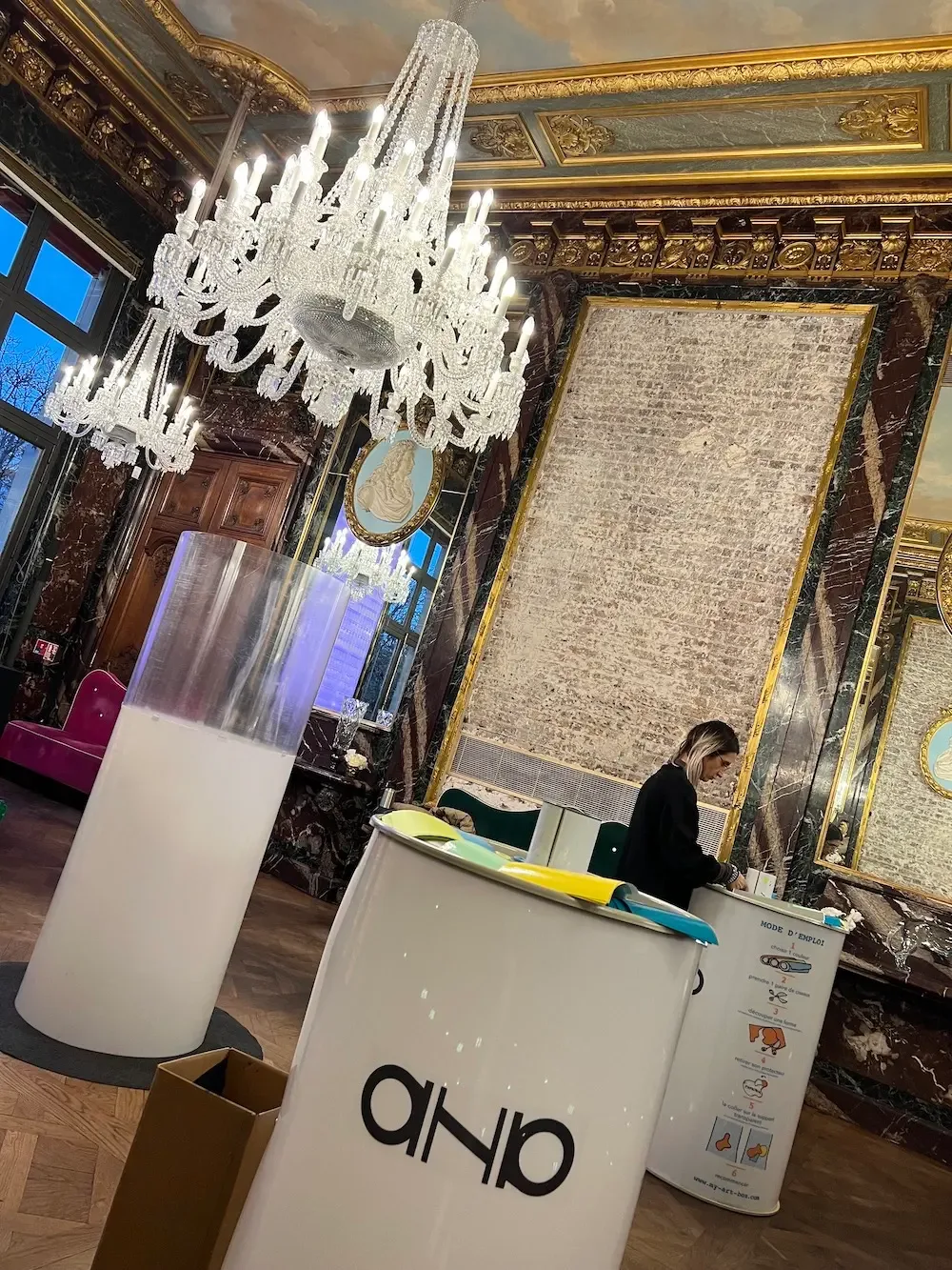 Scène d'animation cocktail dans un cabinet d'avocats à Paris, avec matériel écoresponsable My Art Box et décor de la Cristal Room Baccarat.