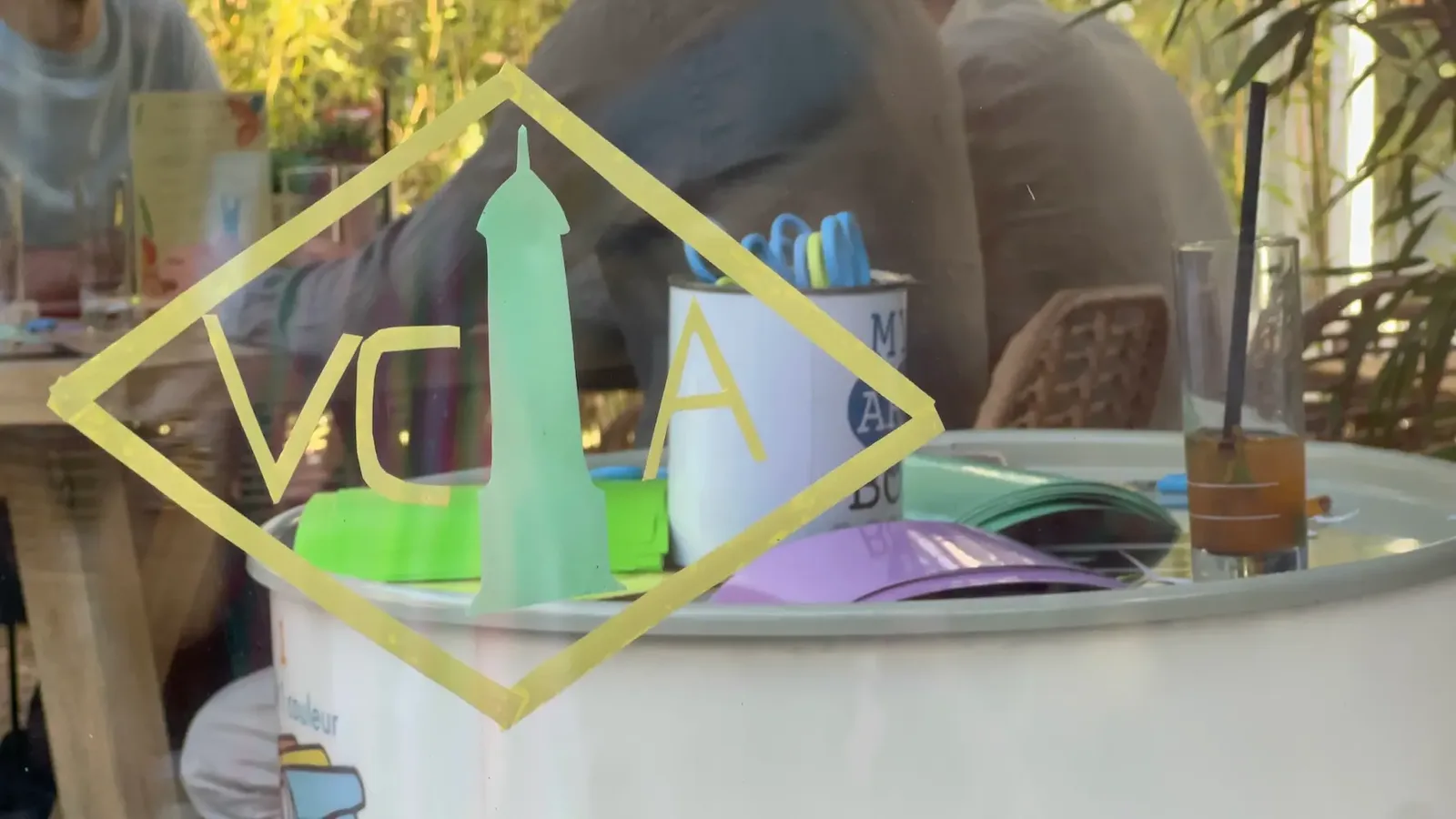 Logo VCA sur une table lors d'une animation de cohésion artistique à Genève.