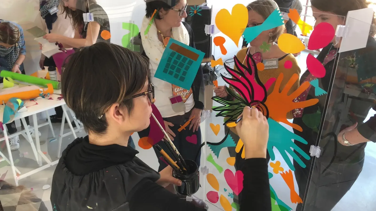 Participants collant des vinyles avec aNa artiste My Art Box à Rennes