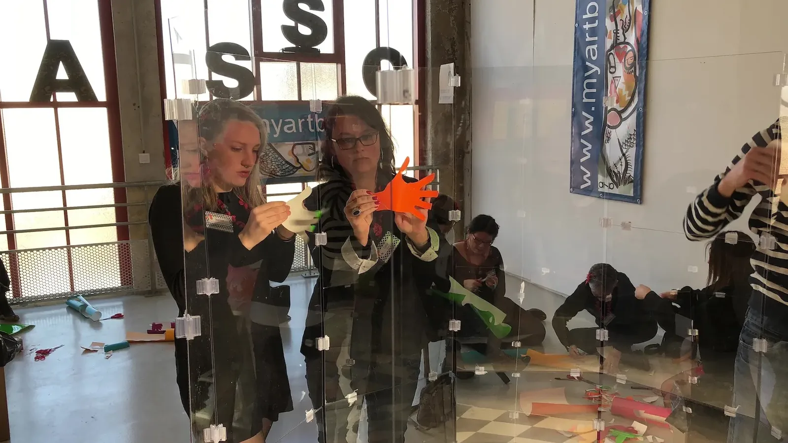 Deux participantes à une animation créative My Art Box avec aNa artiste à Rennes.