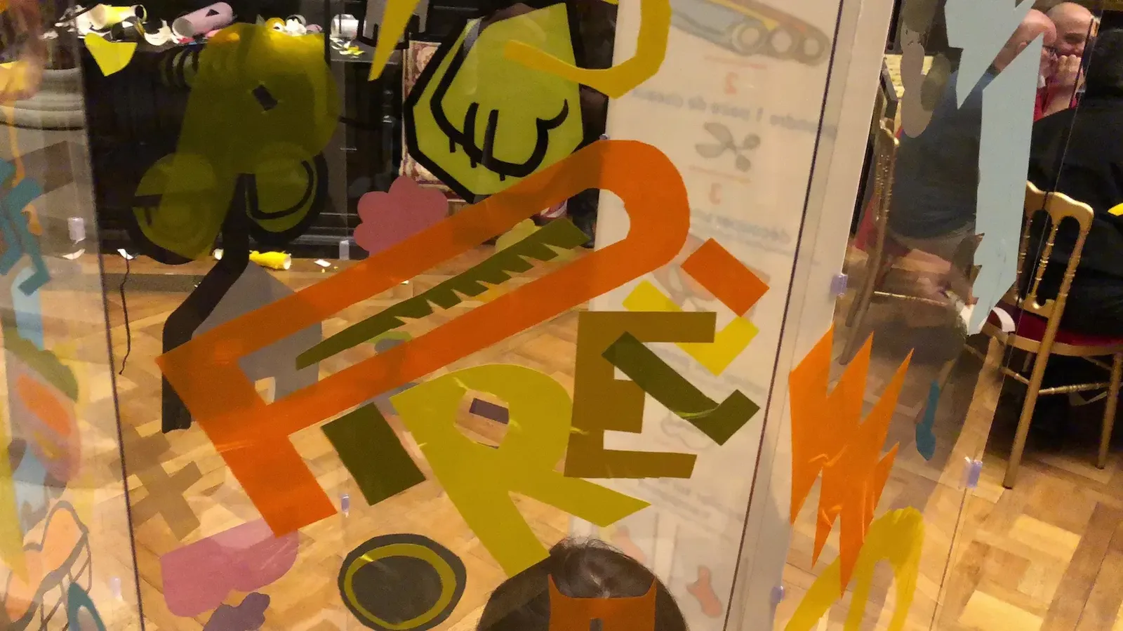 Décoration colorée inspirée du logo Pirelli lors d'une animation à Paris
