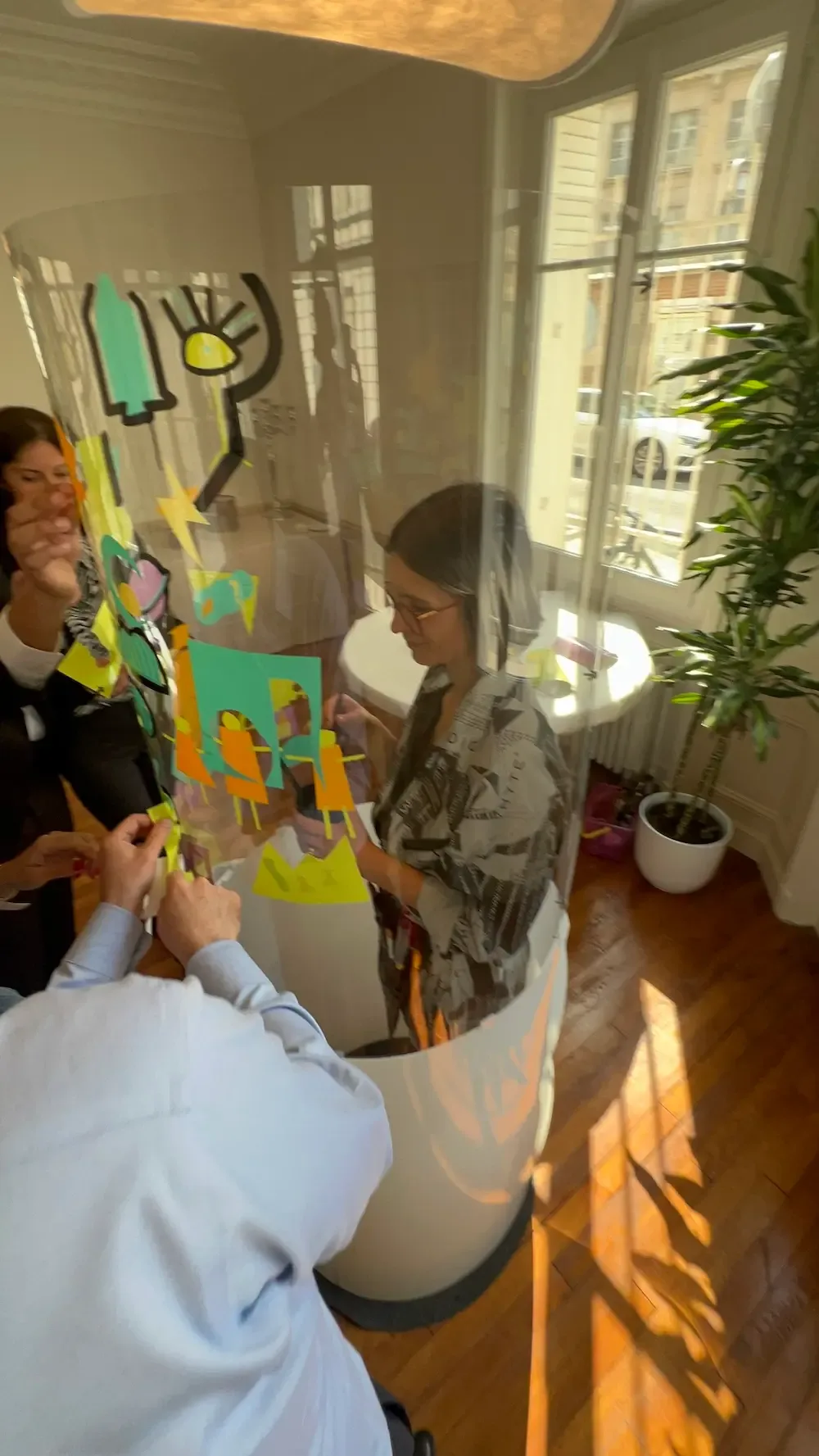 Participants autour du tube Plexi pour une animation écoresponsable à Paris