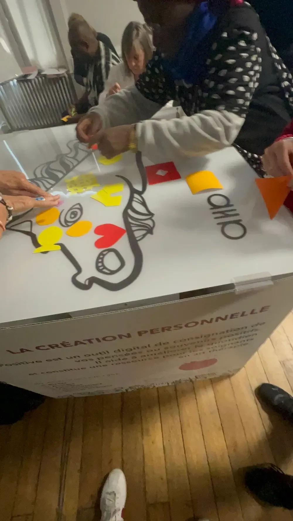Personnes créant une fresque collective écoresponsable lors d'un team building à Lyon