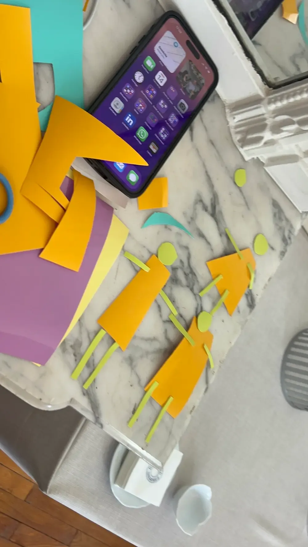 Découpe de papiers colorés pour animation team building écoresponsable à Paris.