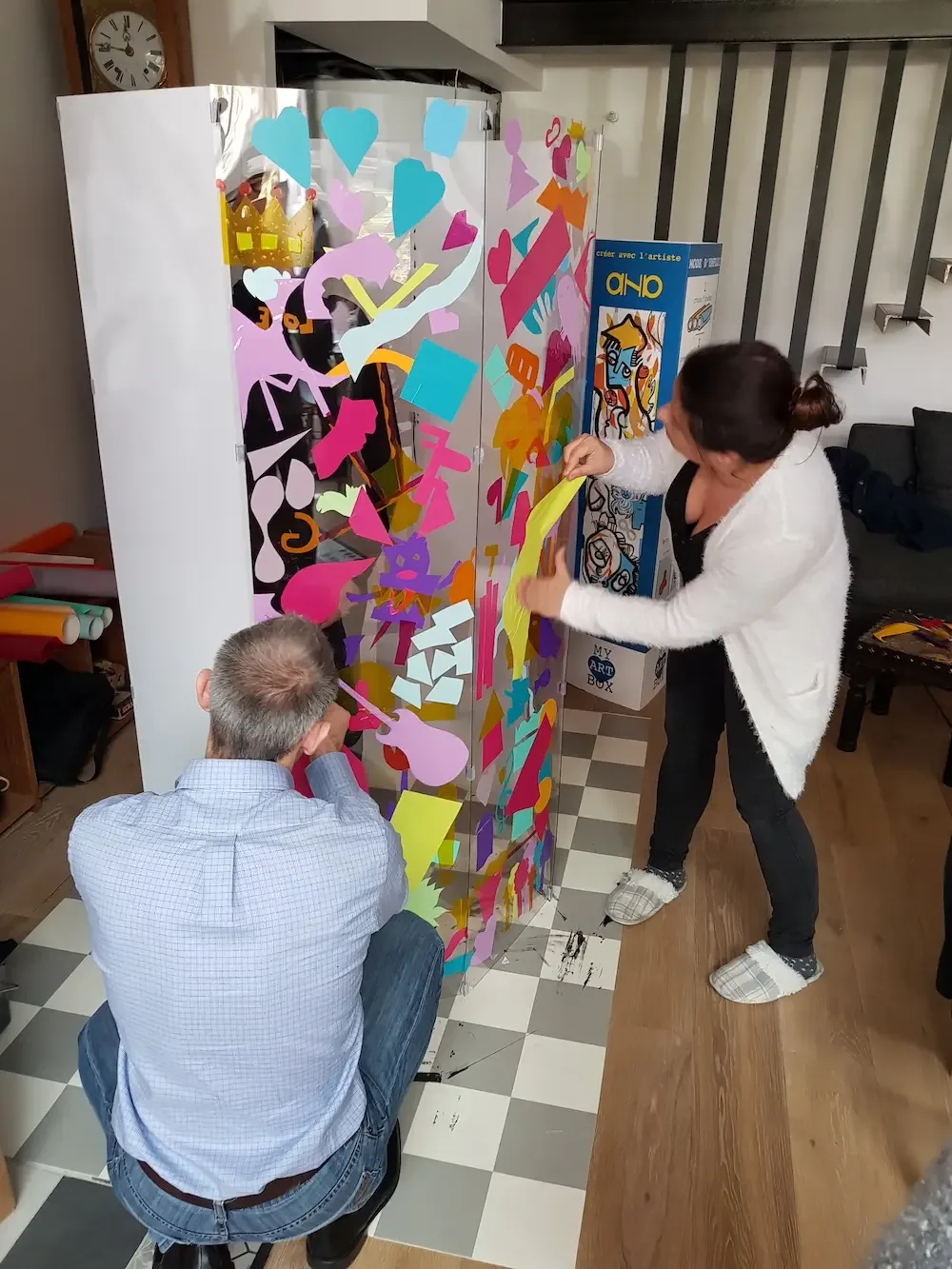 Famille colle vinyles sur plexi, My Art Box, aNa artiste lors d'une animation à Lyon