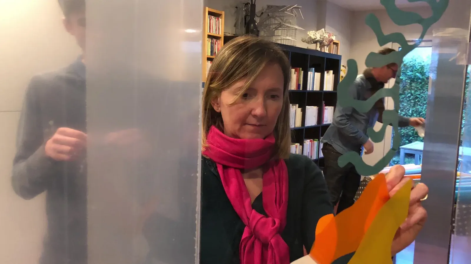 Cécile colle un découpage avec aNa artiste My Art Box à Lyon.