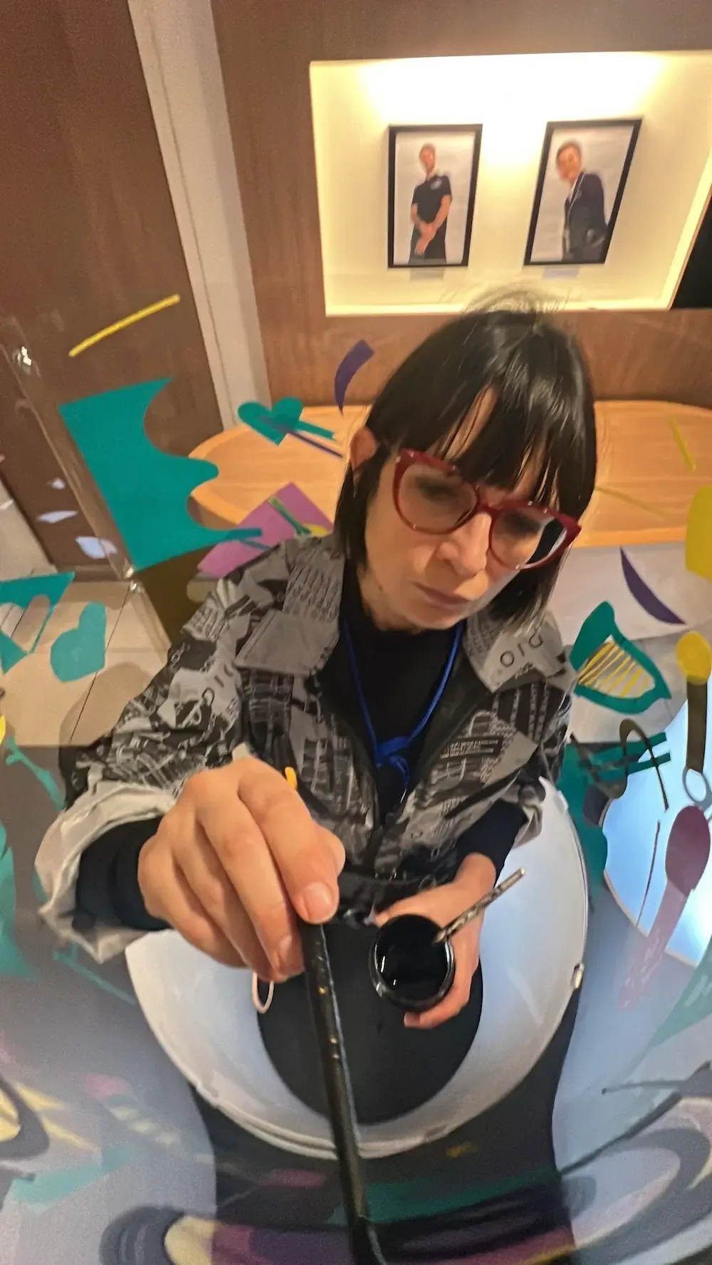 Artiste peignant dans un cylindre My Art Box lors d'une animation éco-responsable au Palais des Congrès Paris pour AbbVie.