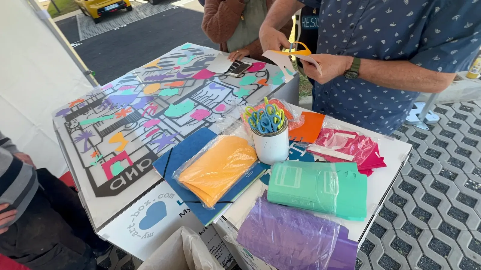 Participants créant une fresque écoresponsable avec matériel artistique à Metz.