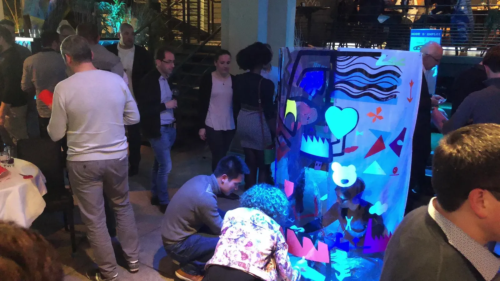 Collaborateurs collent vinyles sur plexi avec aNa artiste My Art Box