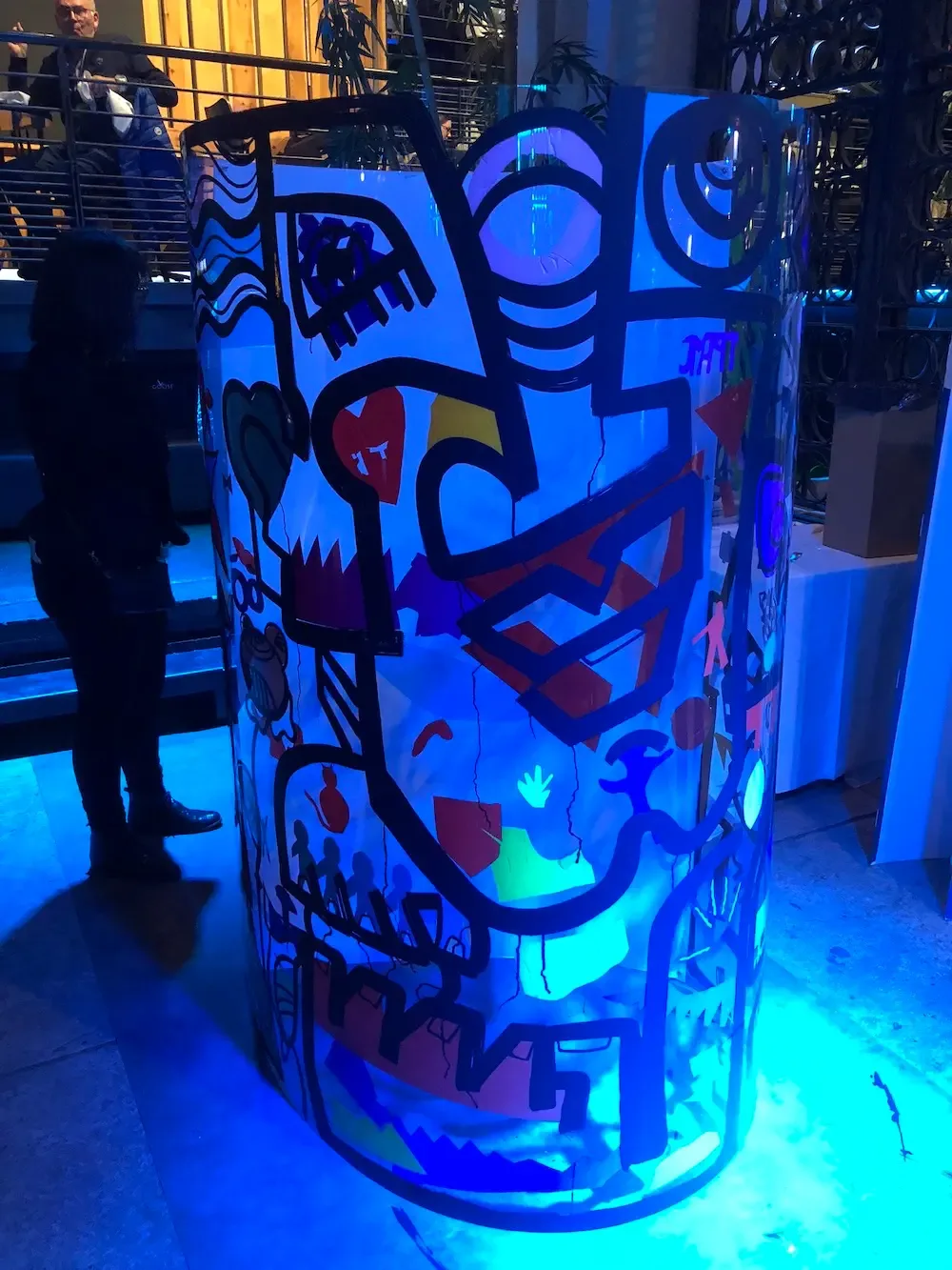 Tube plexi lumineux My Art Box par aNa artiste lors d'un cocktail à Lyon
