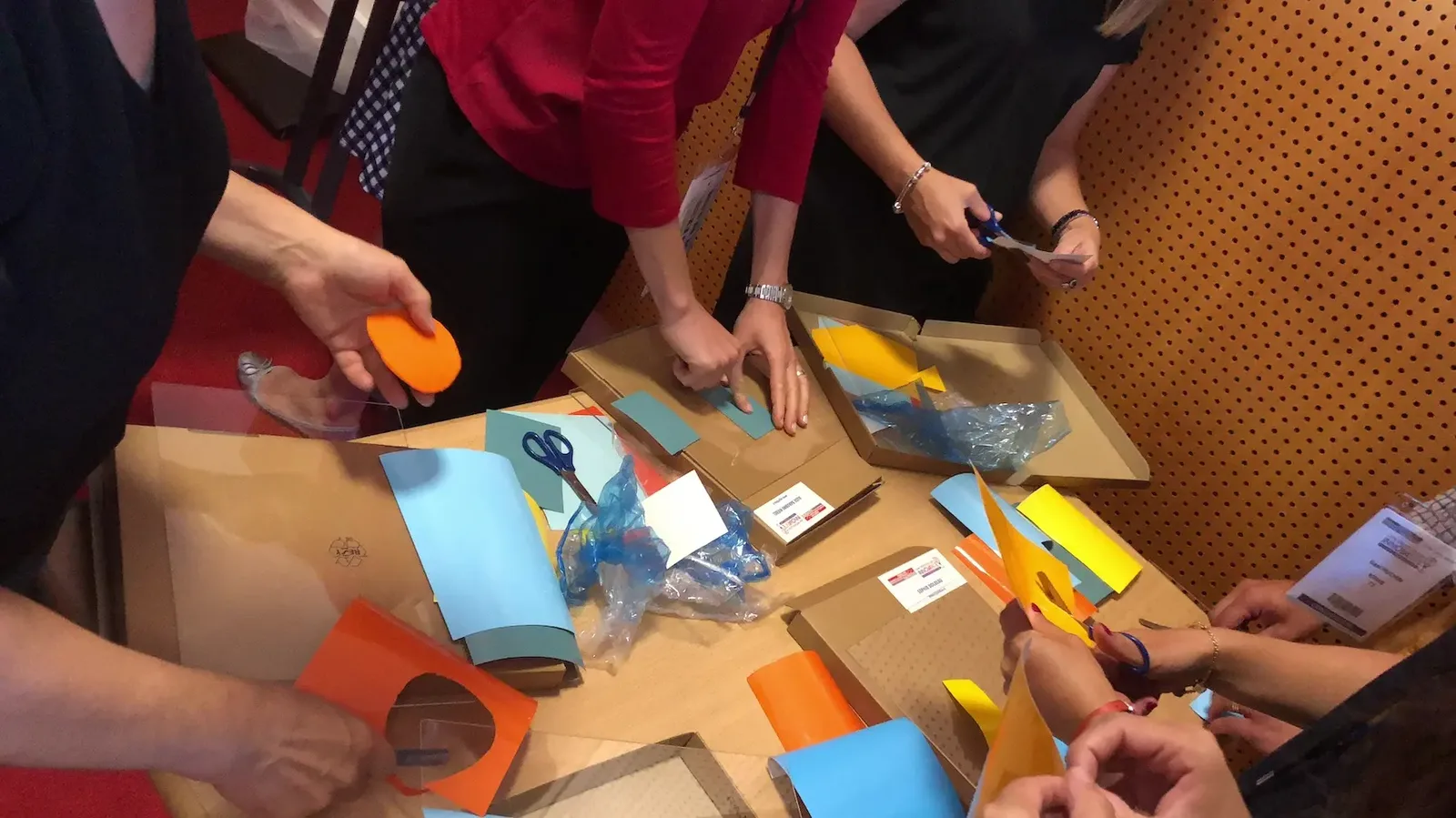 Des experts comptables à Lyon utilisant des kits de matériel éco-responsable pour une animation d'intégration.