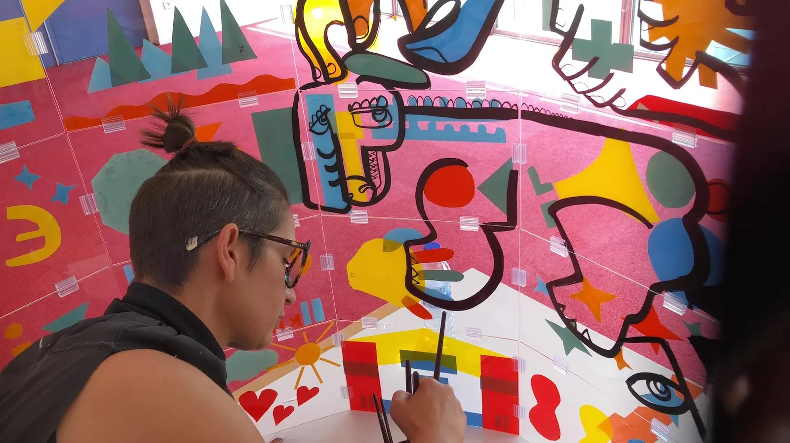 Participant créant une fresque colorée lors de l'animation intégration à Lyon