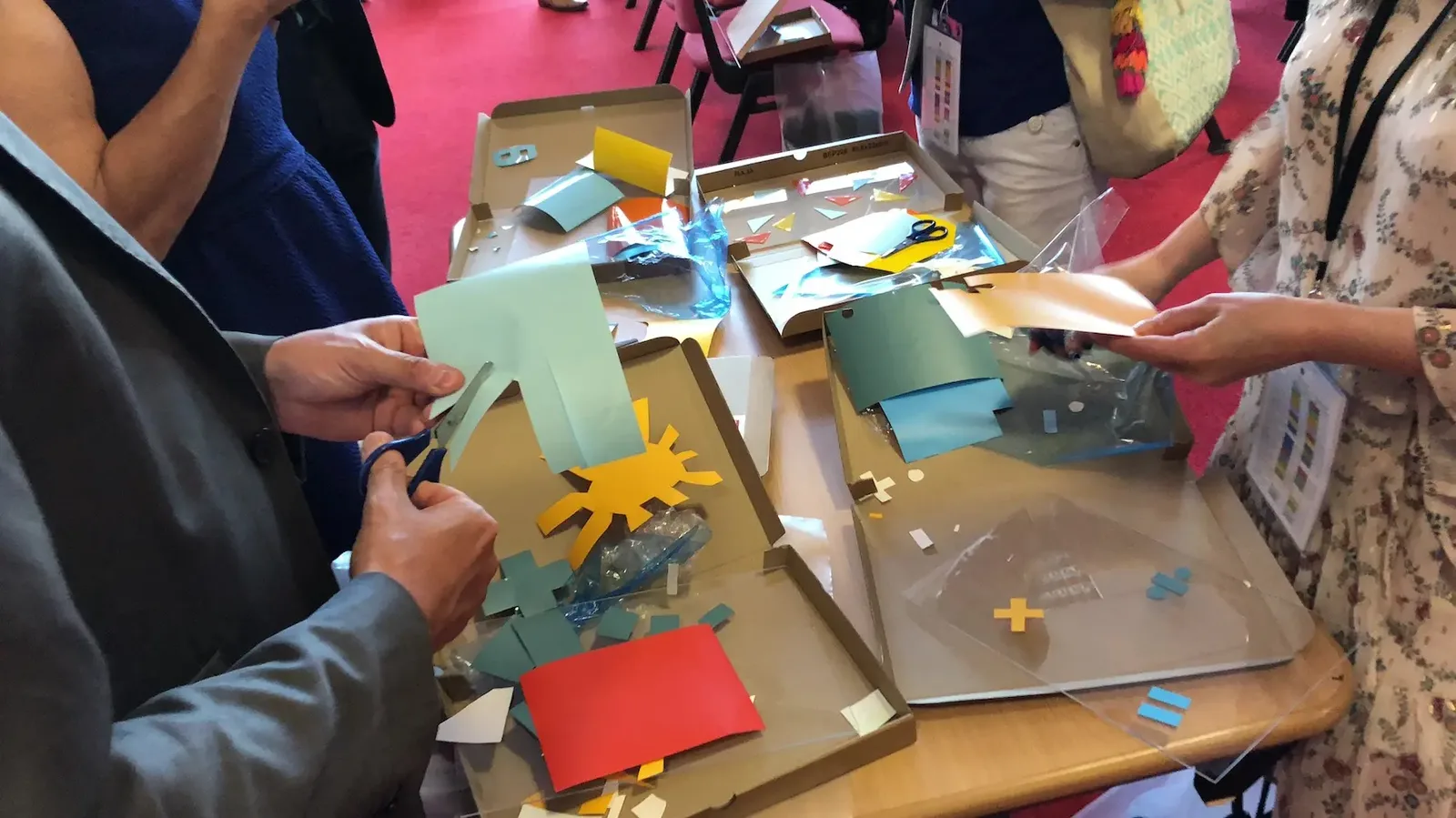 Participants découpant du papier lors d'une animation My Art Box à Lyon pour l'Ordre des Experts Comptables.