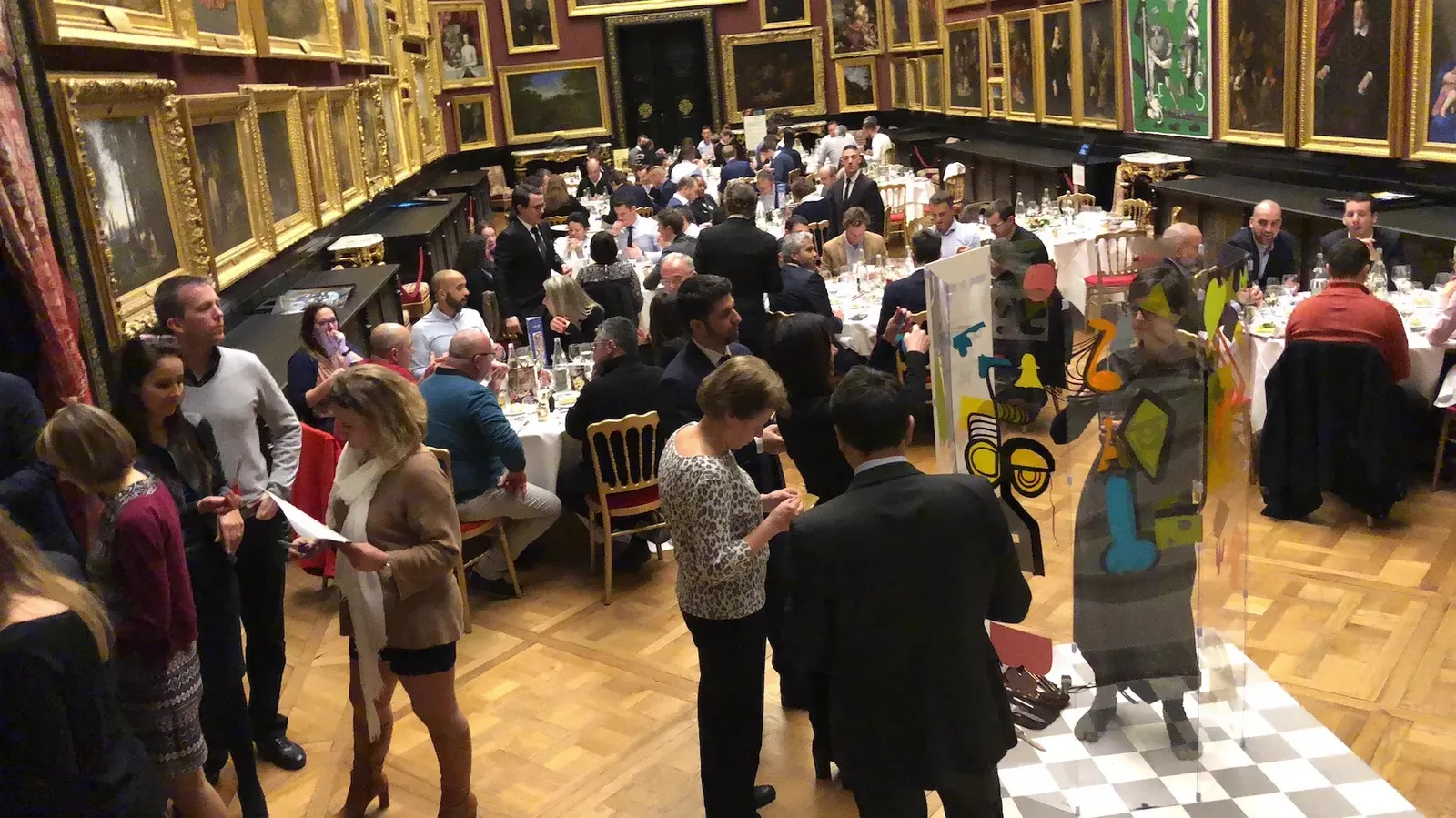 Participants lors d'une animation originale et écoresponsable de convention Pirelli au Château de Chantilly.