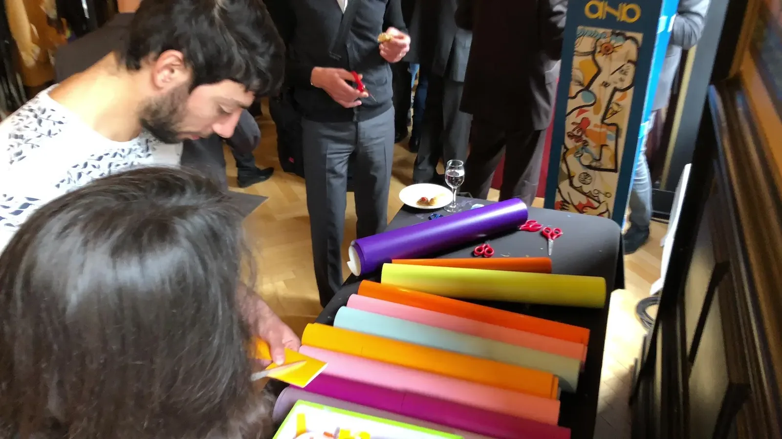 Participants créant des œuvres avec My Art Box à Lyon, aNa artiste présente
