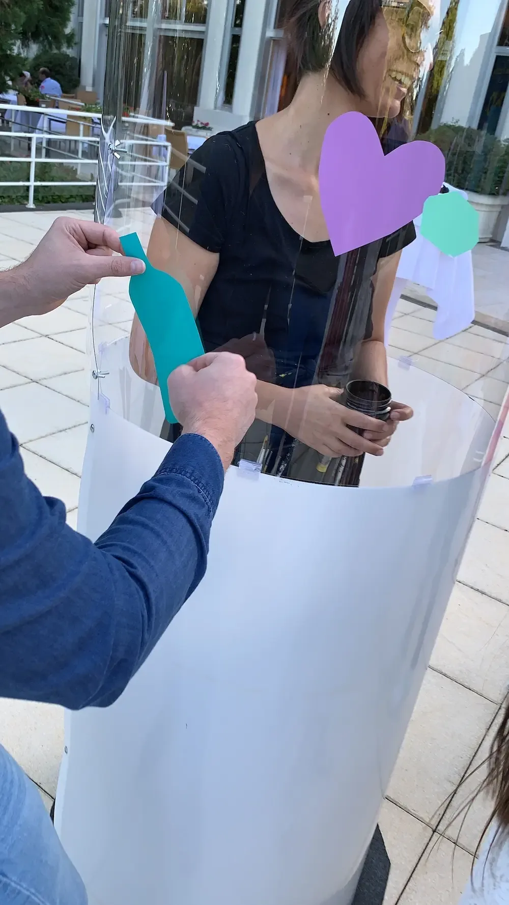 Participation à une animation artistique anniversaire 60 ans Genève, découpe vinyle vert en bouteille.