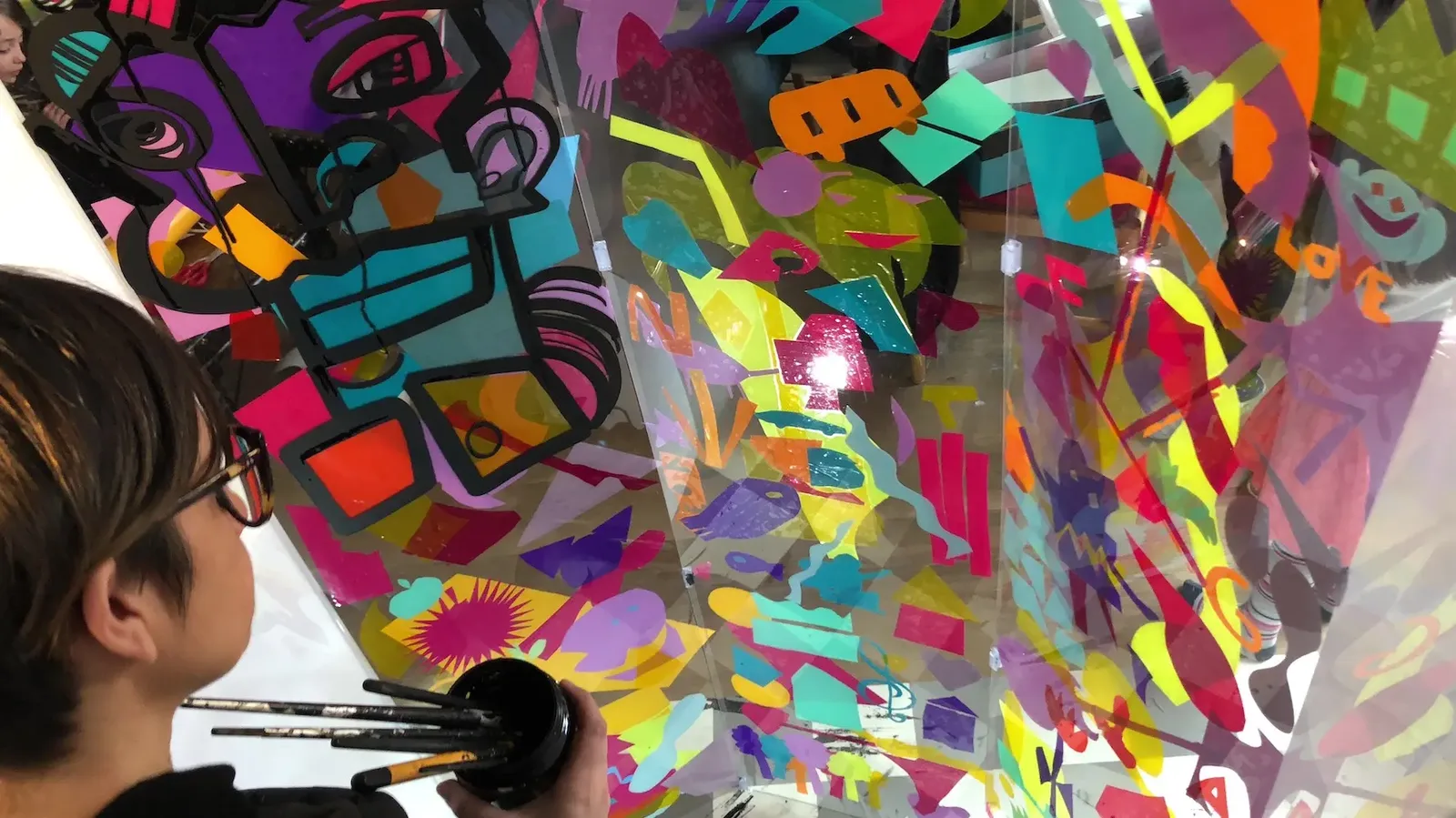 aNa artiste My Art Box créant une fresque éco-responsable à Lyon pour une animation de pendaison de crémaillère.