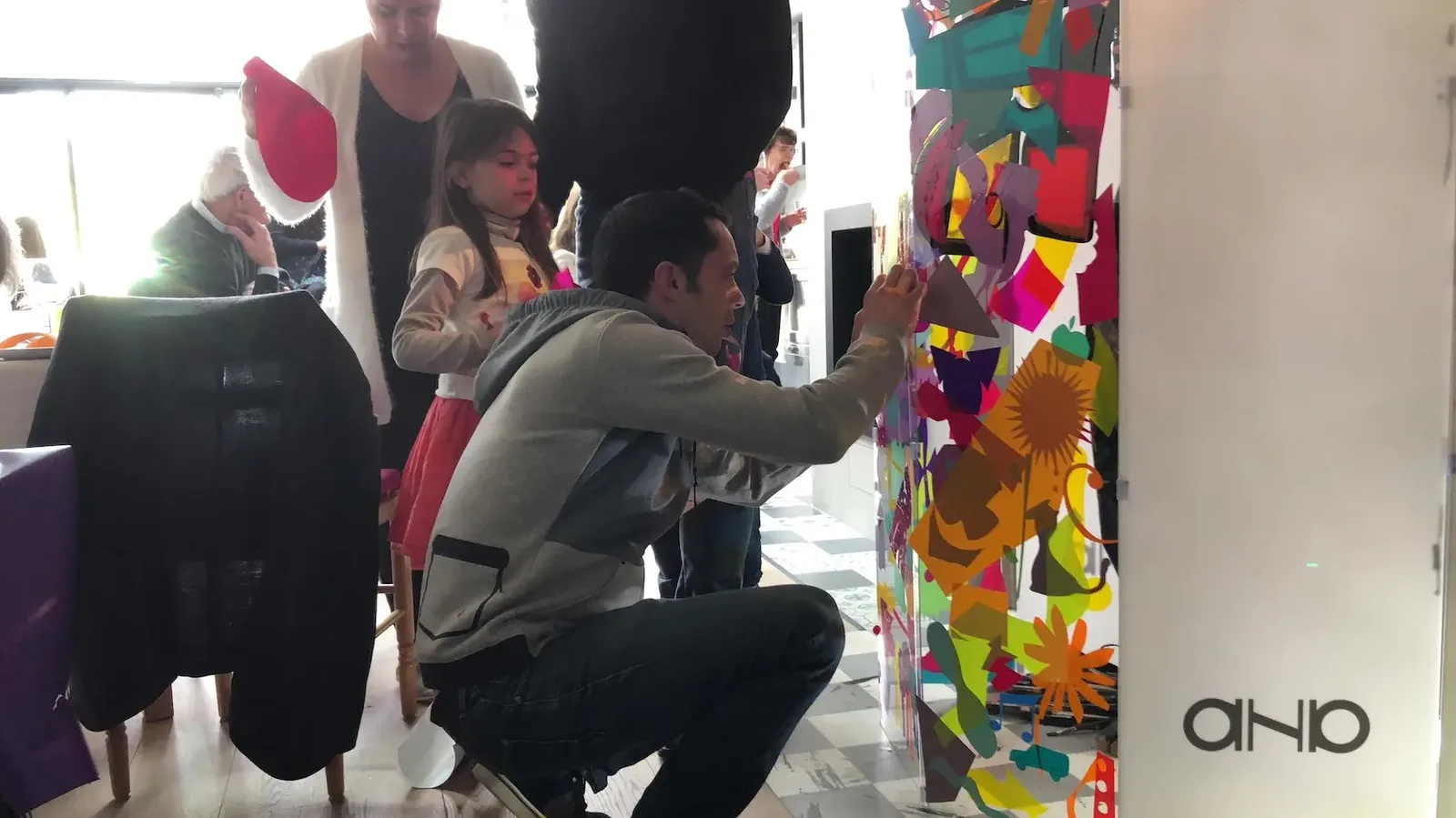 Fillette et papa à une animation My Art Box avec aNa artiste à Lyon