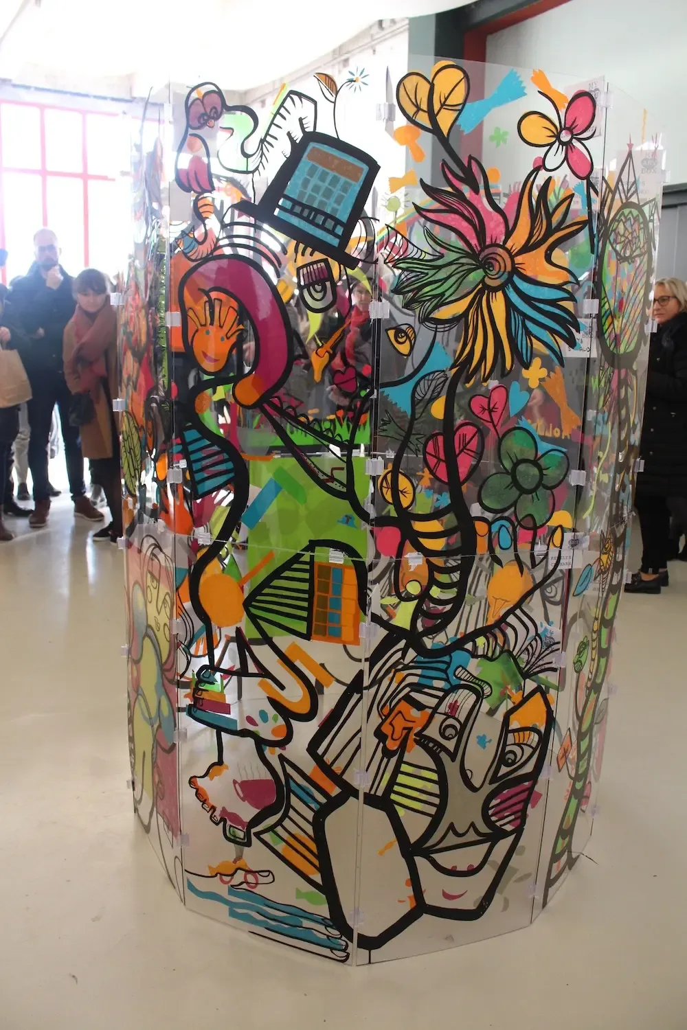 Tube géant en plexi avec fresque colorée par aNa artiste My Art Box.
