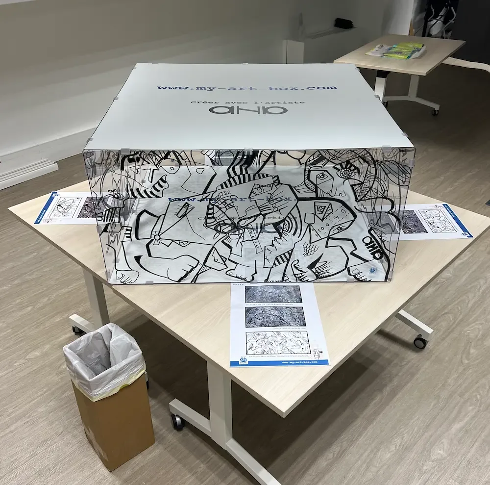 Vue de dessus d'une installation artistique My Art Box utilisée dans l'animation team building écoresponsable à Paris avec Ogletree Deakins
