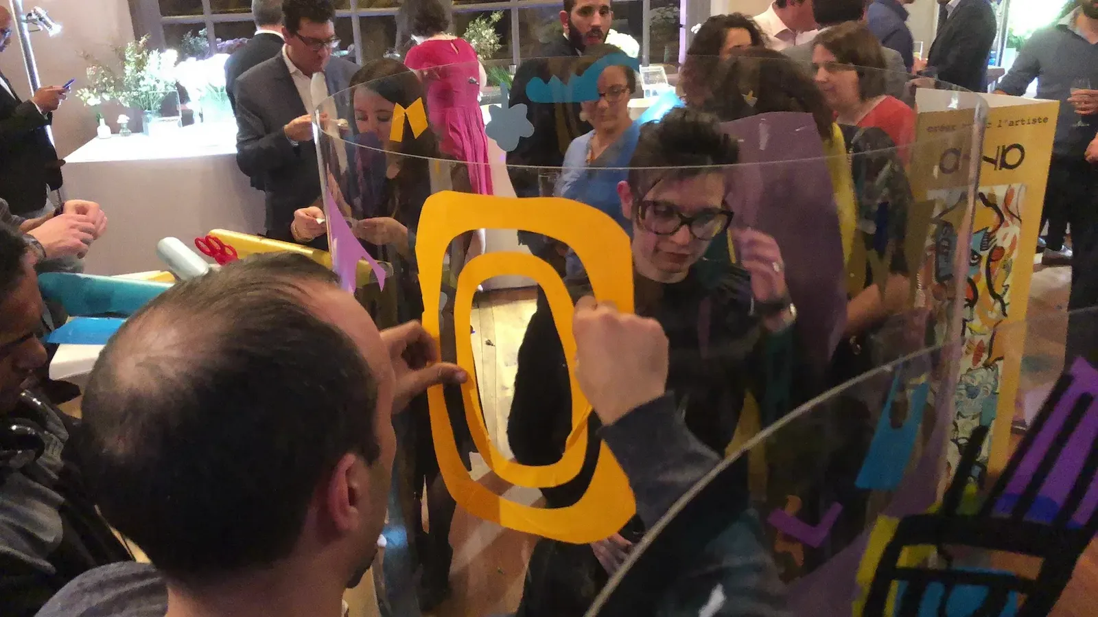 Participants créant une fresque avec 'My Art Box' et 'aNa artiste' à Paris