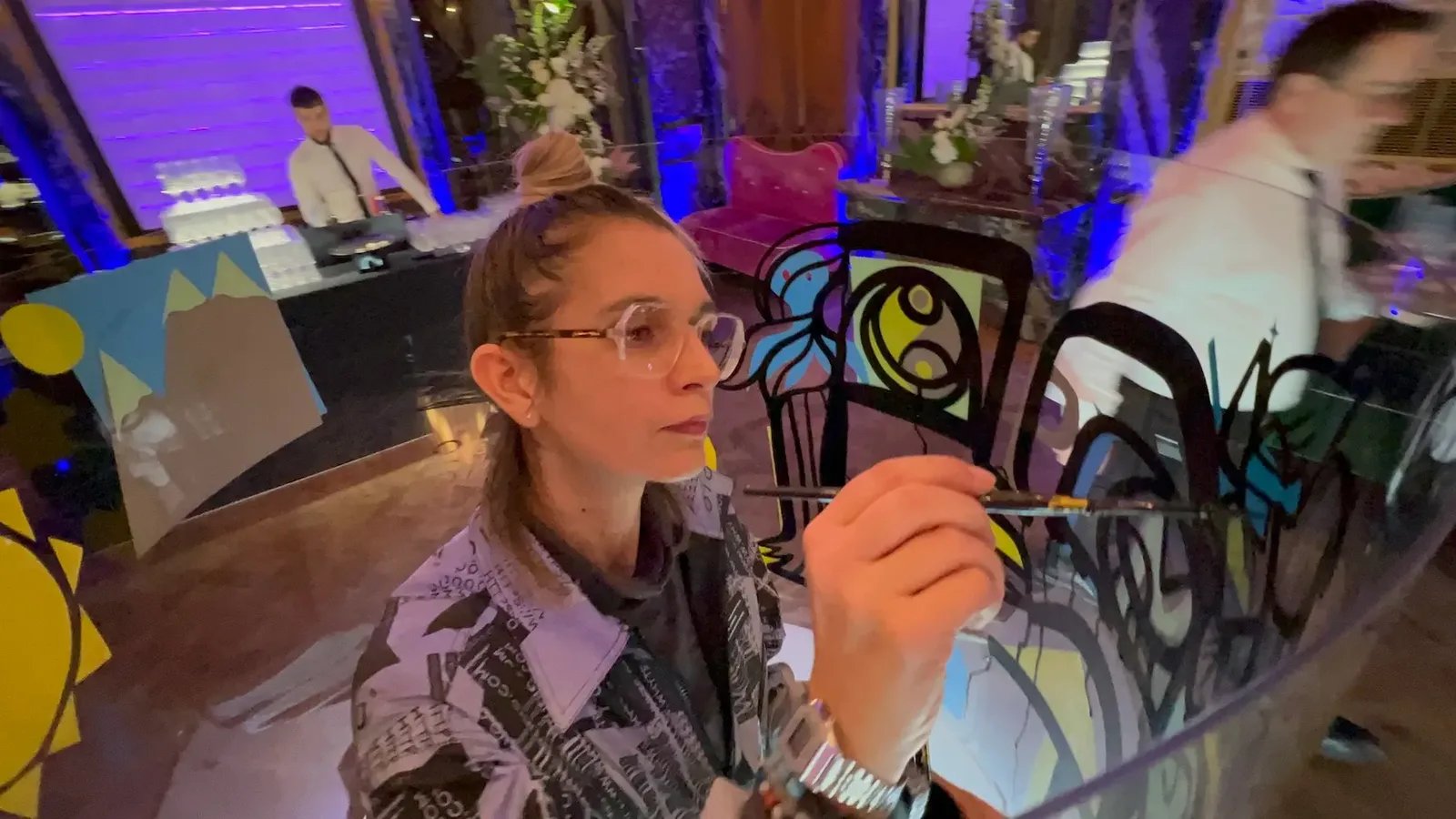Personne peignant dans un tube plexi à un événement cocktail à Paris, Cristal Room Baccarat.