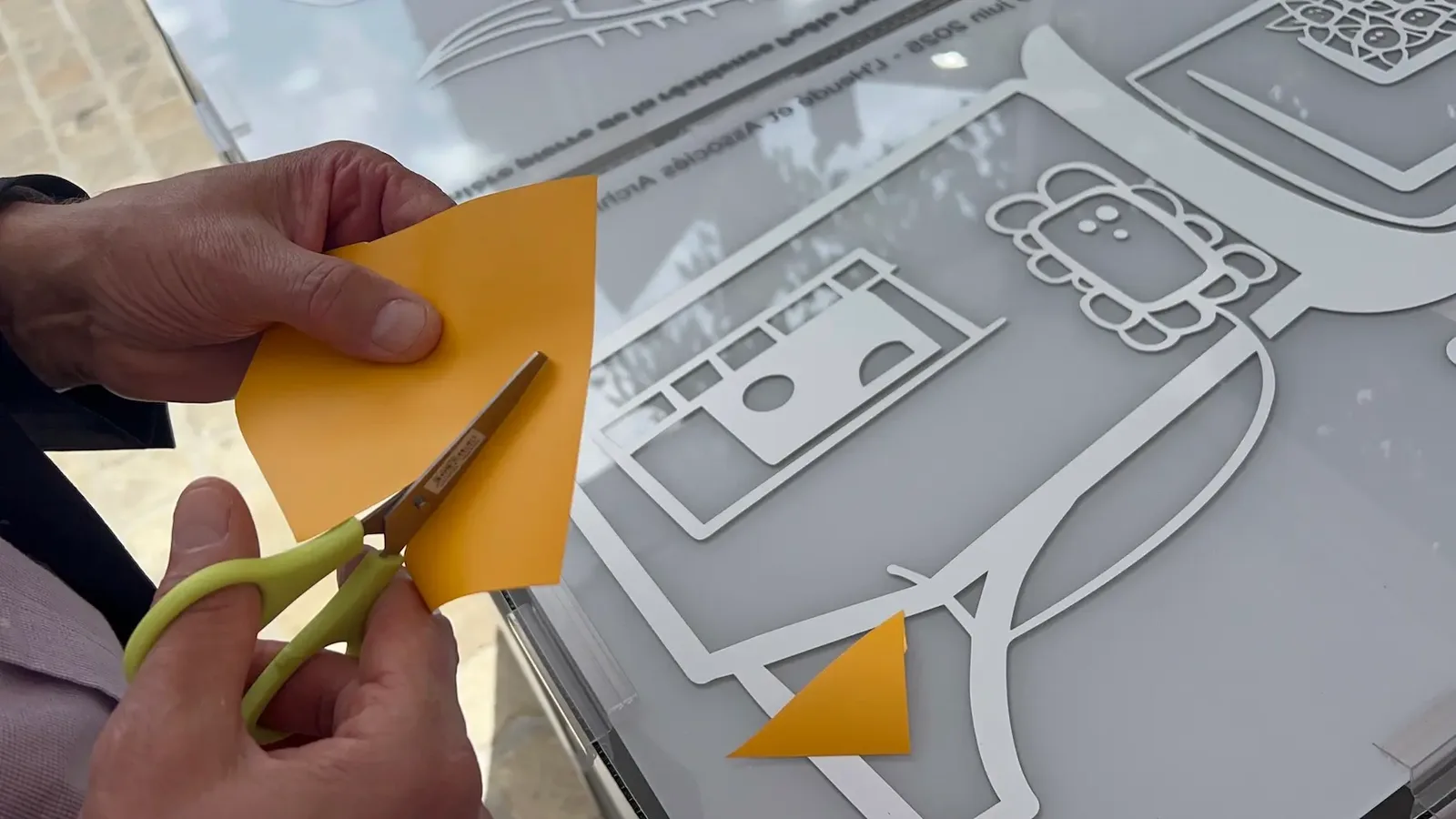 Découpage papier lors de l'animation inaugurale écoresponsable Nexity Chartres
