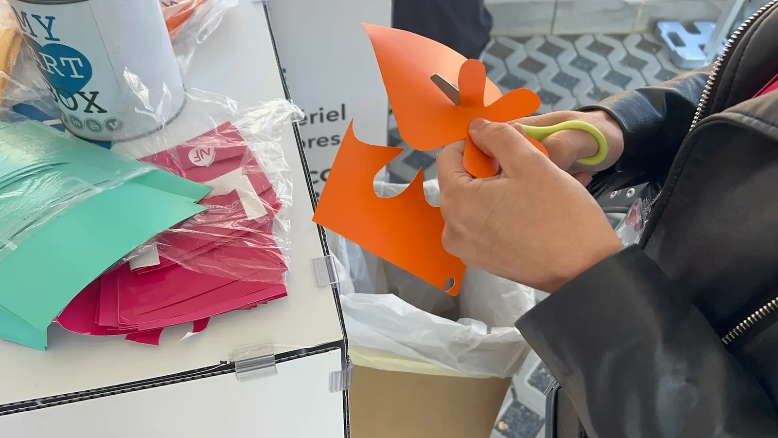Découpe d'une fleur orange dans du vinyle adhésif lors d'une animation inaugurale écoresponsable à Metz