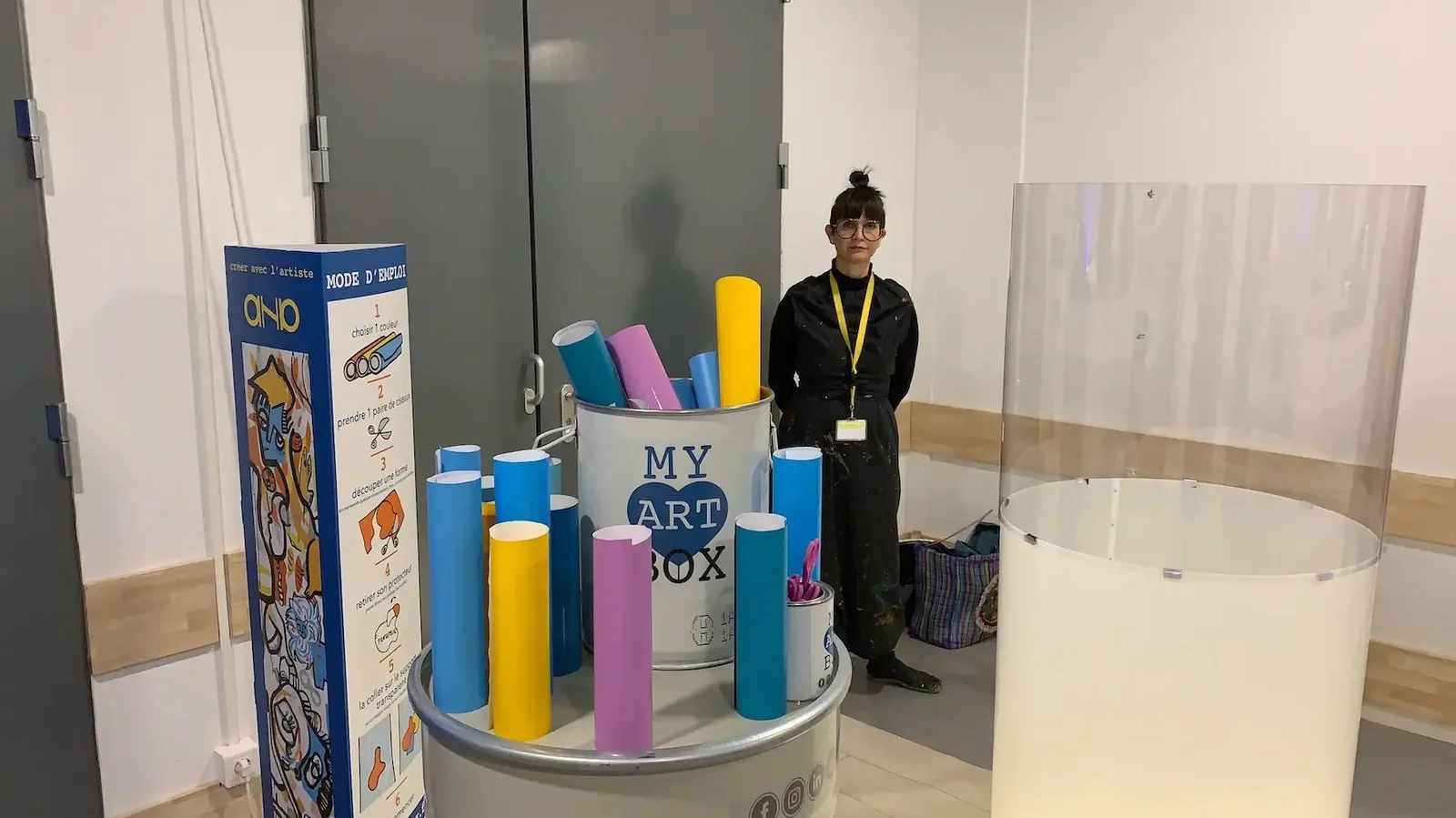 Ana avec matériel écoresponsable de My Art Box pour inauguration à Lyon, concept sans peinture.