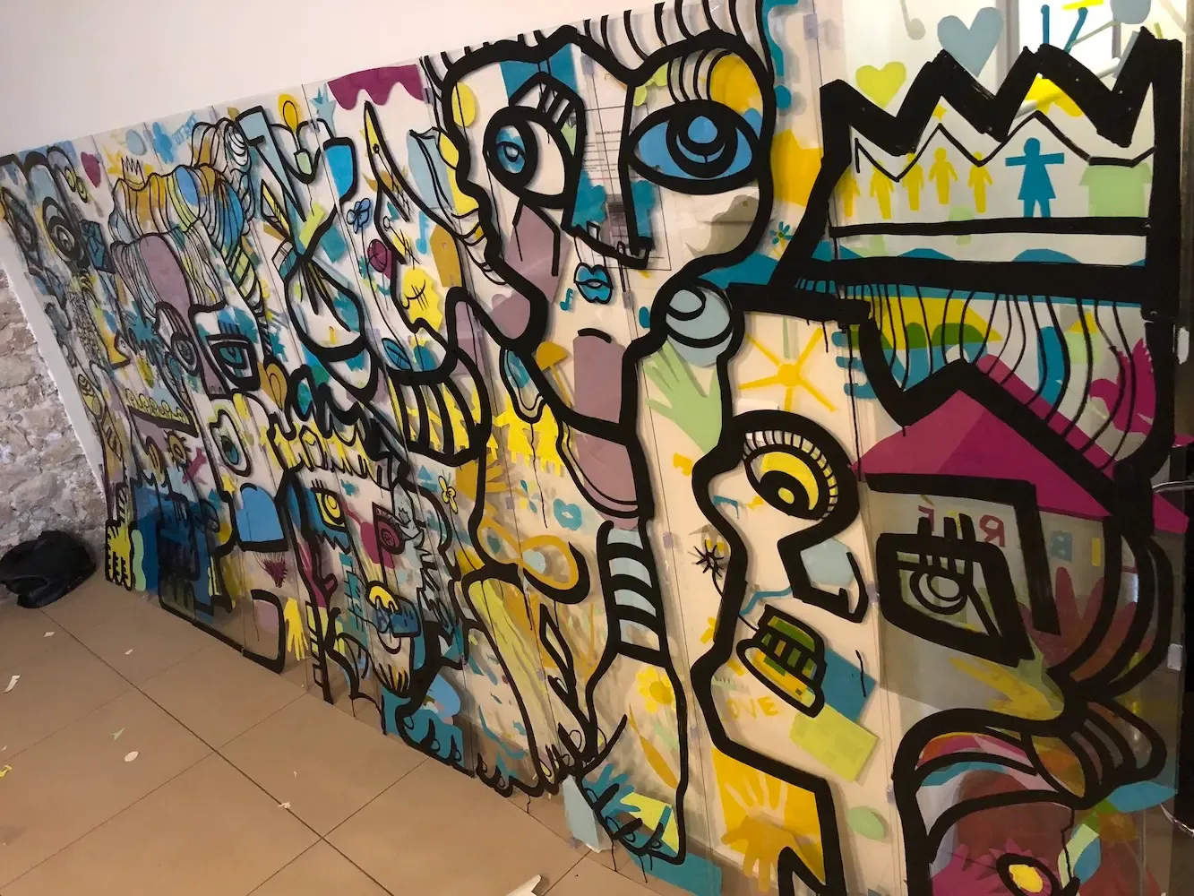 Fresque colorée et abstraite pour une animation artistique de cohésion à Paris