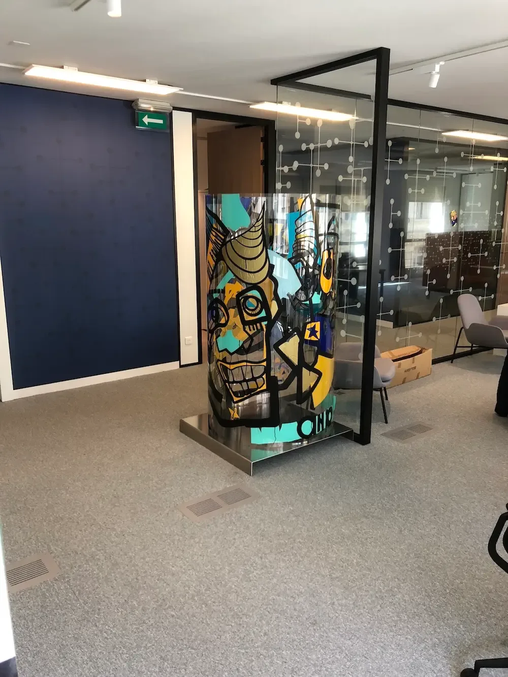 Fresque plexi cylindre My Art Box réalisée par aNa artiste après animation entreprise à Paris