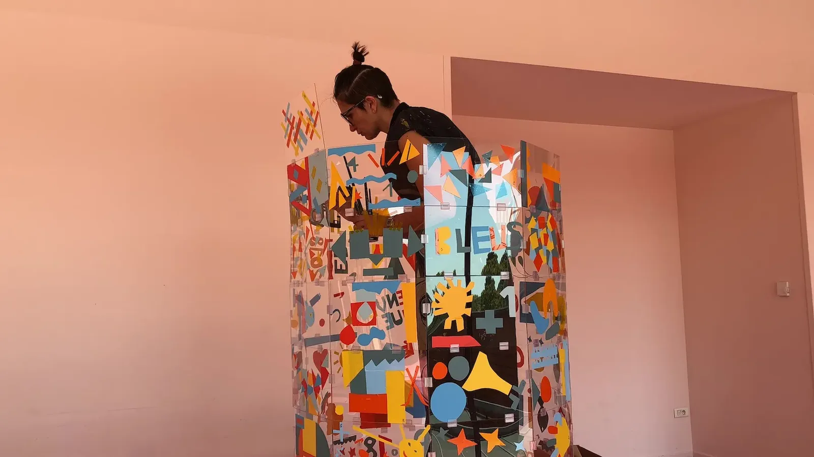 Artiste my art box dans un tube coloré lors d'une animation d'intégration à l'ordre des experts-comptables à Lyon.