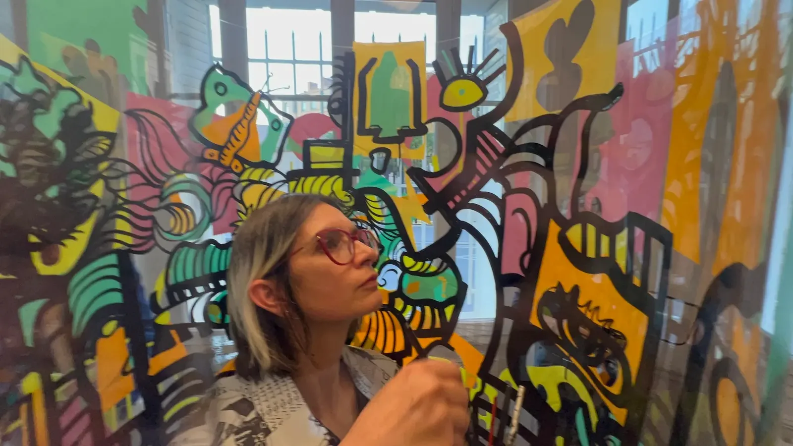 Artiste my art box travaillant sur une œuvre éco-responsable durant l'animation team building à Paris pour l'inauguration du cabinet GM Avocats.