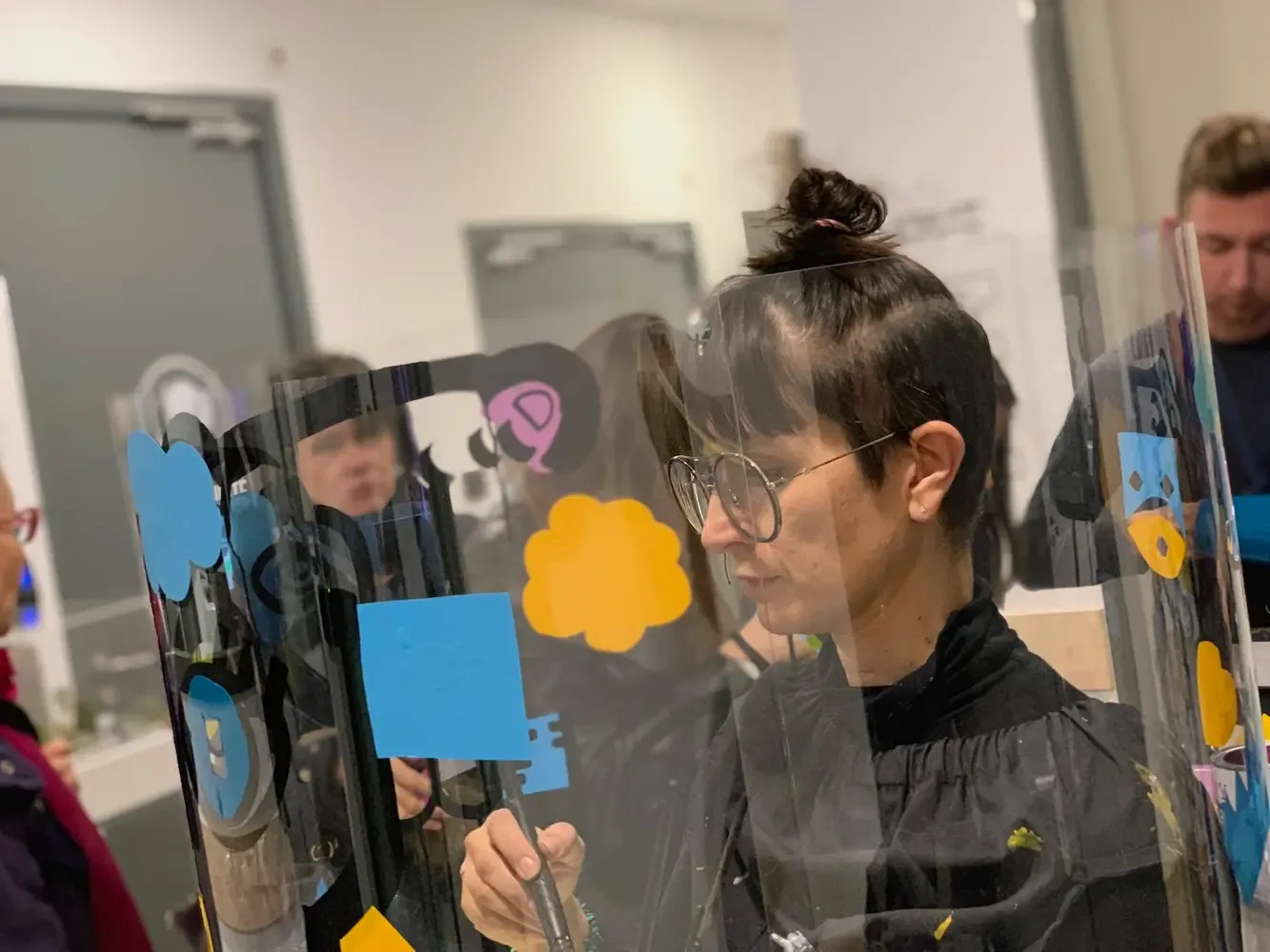 Animation écoresponsable à Lyon avec artiste réalisant une fresque collective sans peinture.
