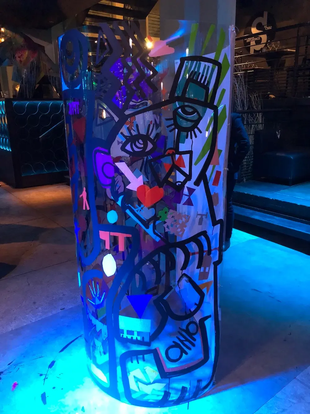 Tube plexi en fresque par My Art Box, aNa artiste à Lyon.