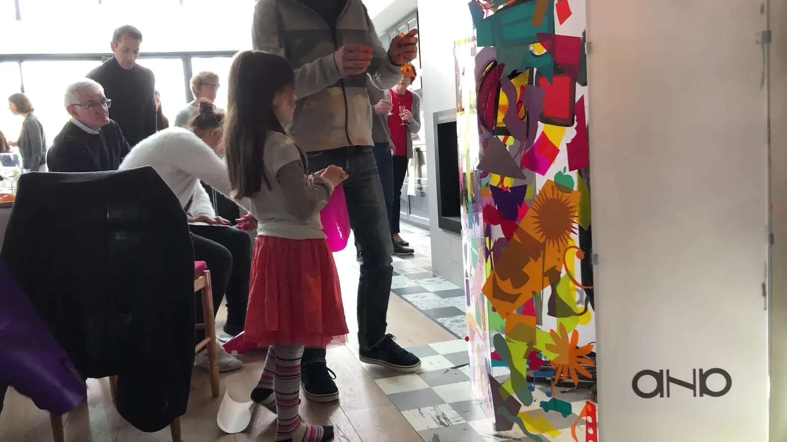 Fillette et famille à une animation My Art Box avec aNa artiste à une pendaison de crémaillère à Lyon