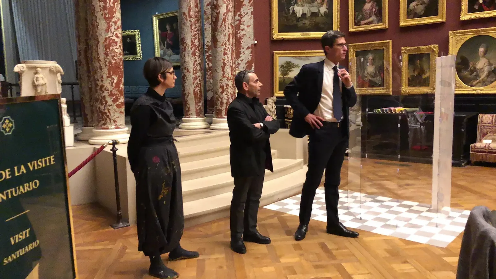 Directeur Pirelli présente Ana artiste avant l'animation de la convention au Château de Chantilly.