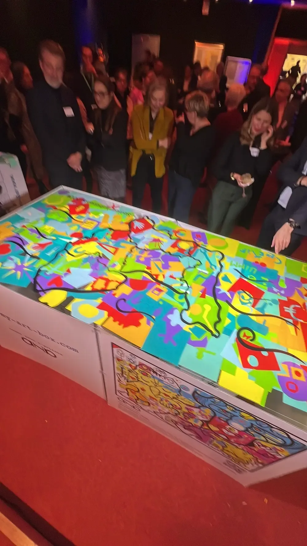 Participants découvrant une fresque colorée lors d'un cocktail à Rouen avec My Art Box.