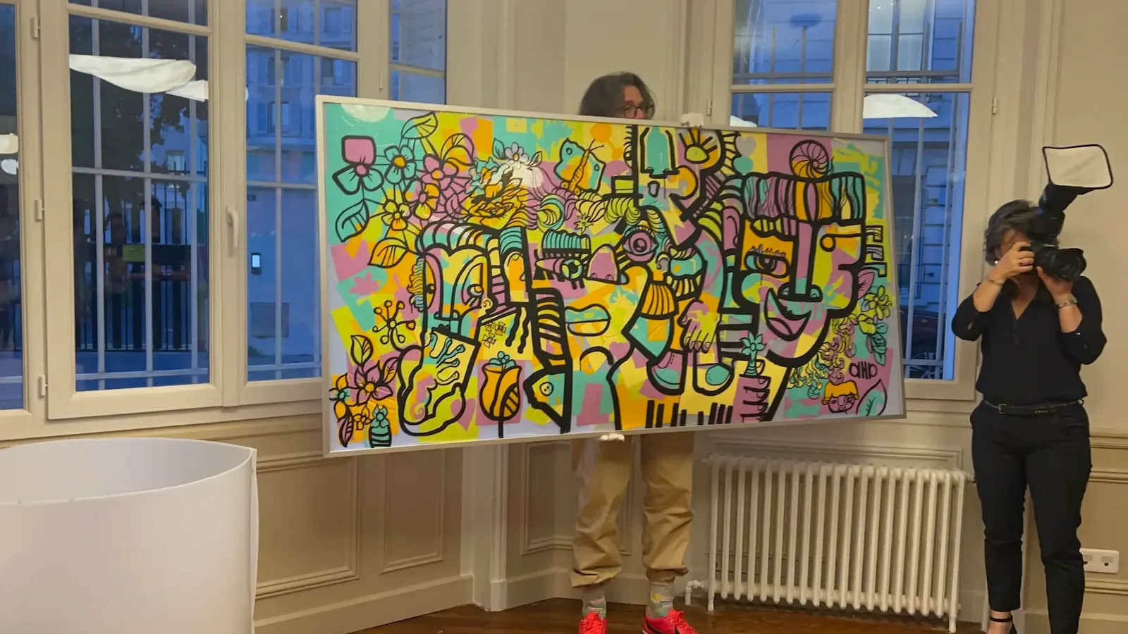 Tableau souvenir coloré exposé lors de l'inauguration écoresponsable à Paris.
