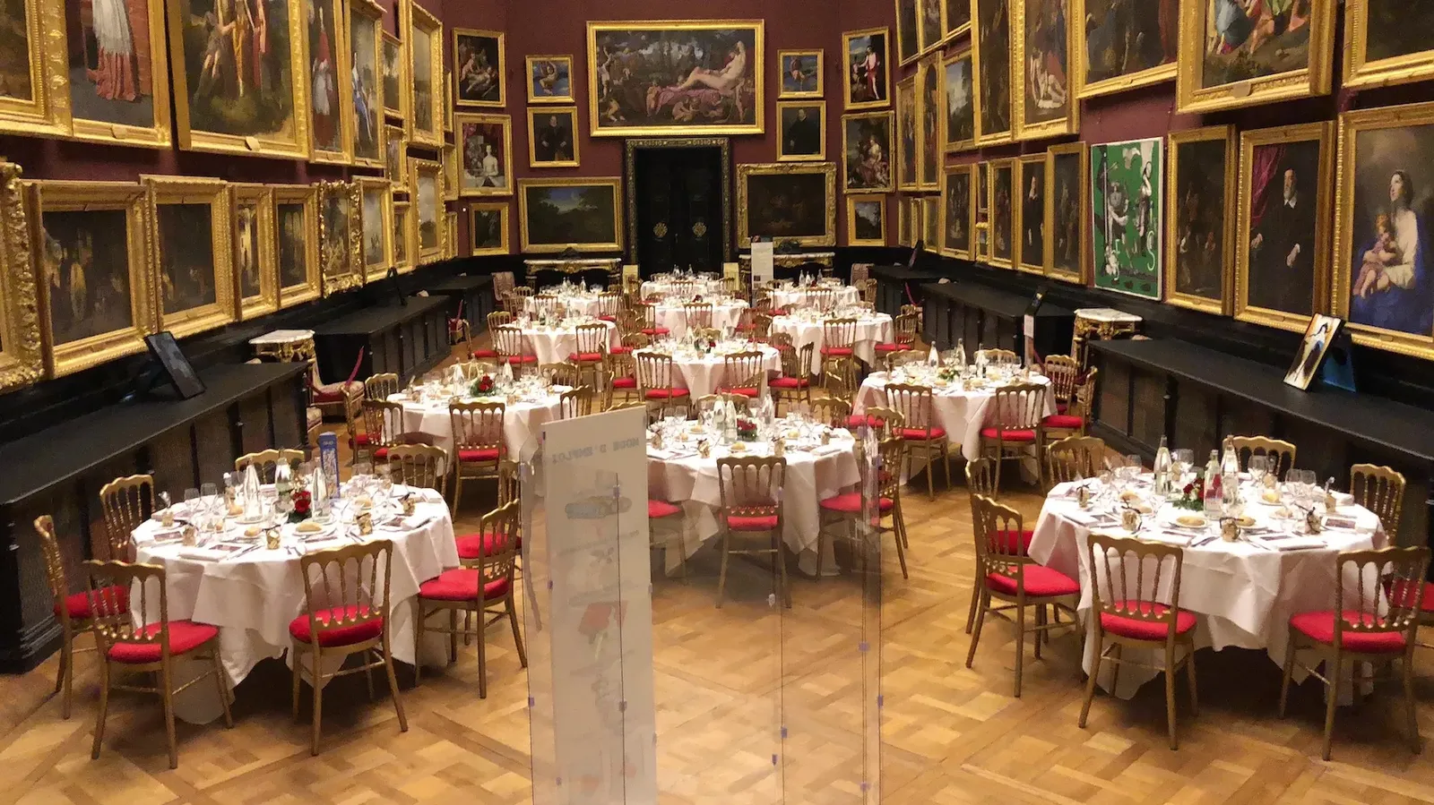 Salle de peintures du Château de Chantilly préparée pour la convention internationale Pirelli à Paris.