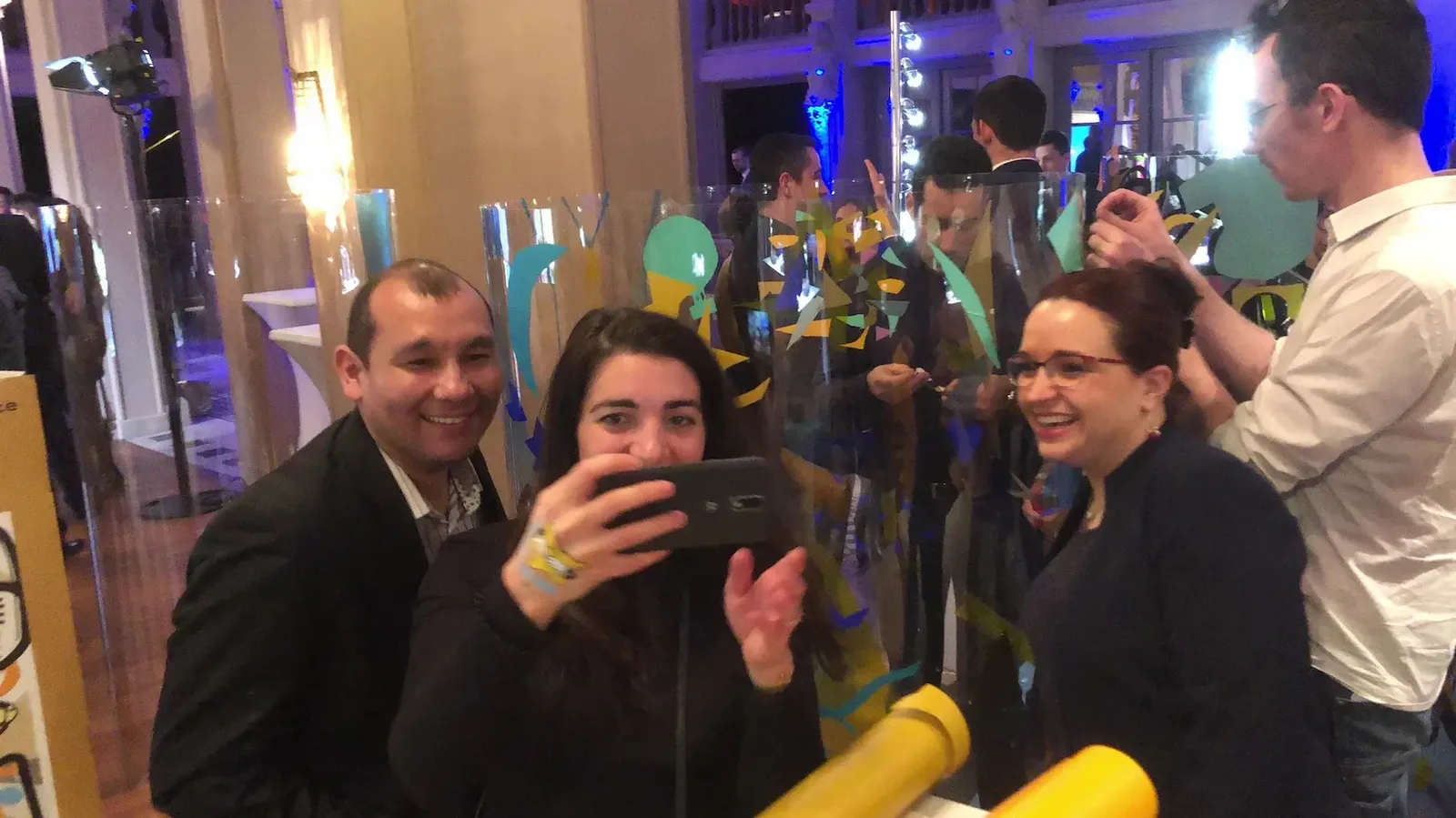 Participants prenant un selfie lors d'une animation artistique My Art Box avec aNa artiste à Paris.