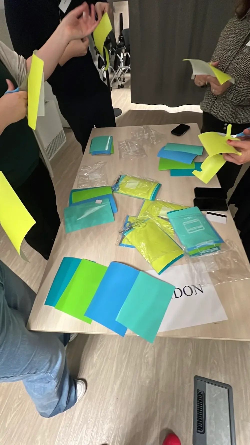 Participants travaillant sur une activité artistique au team building écoresponsable de Paris.