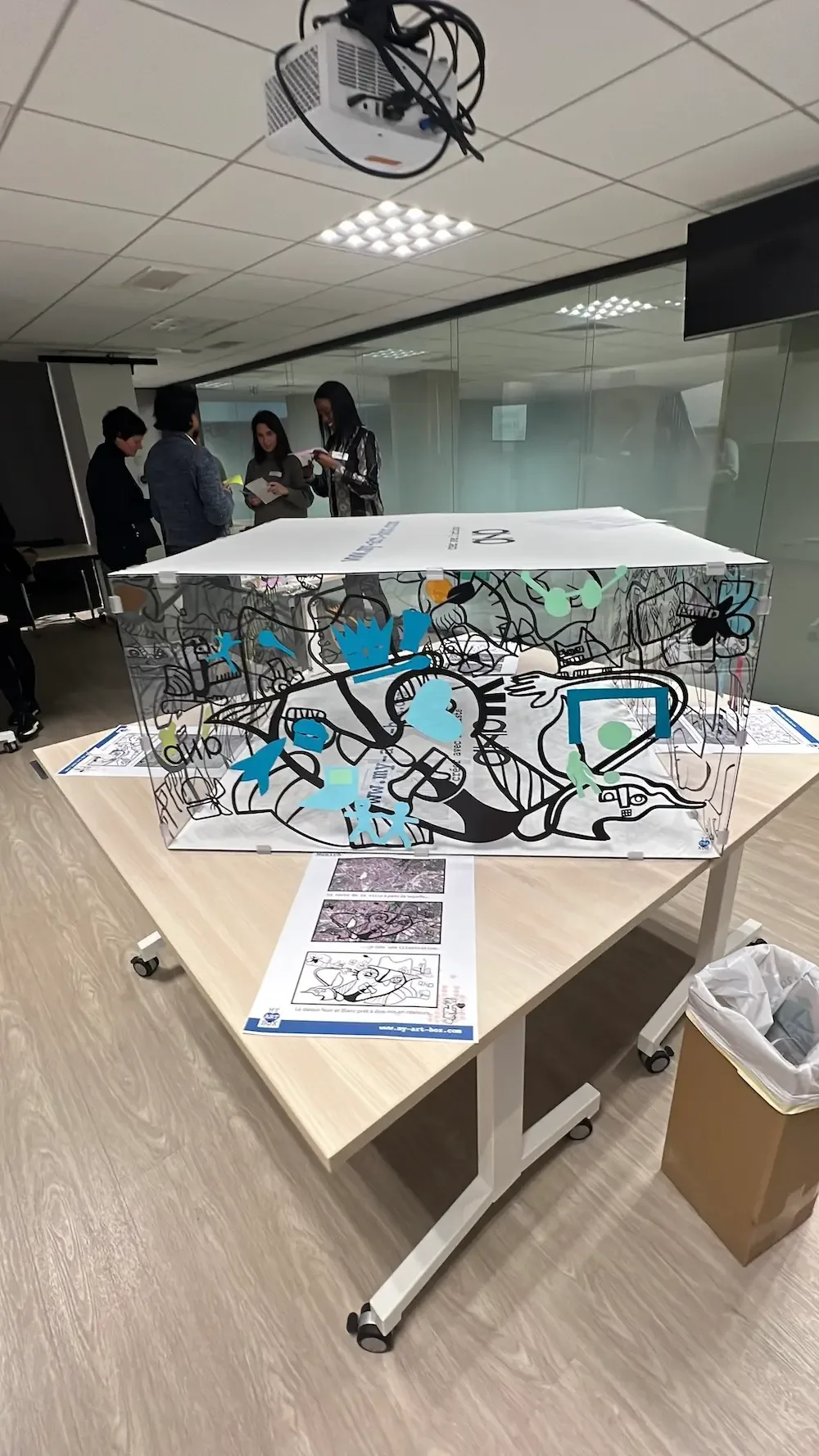 Participants d'Ogletree Deakins autour d'une œuvre artistique lors d'un team building à Paris.