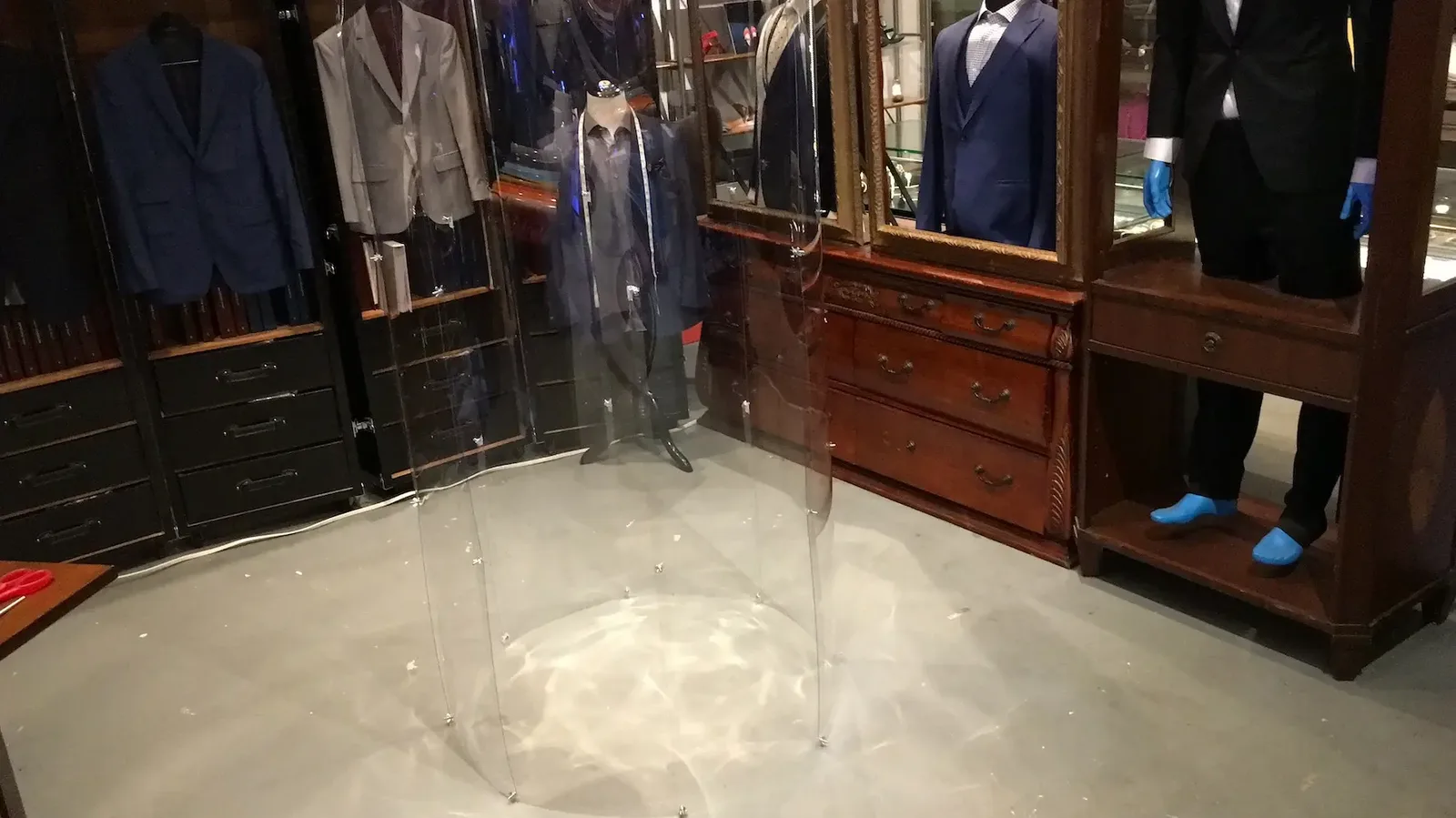 Tube géant en plexi dans une boutique à New York pour team building fresque transportable.