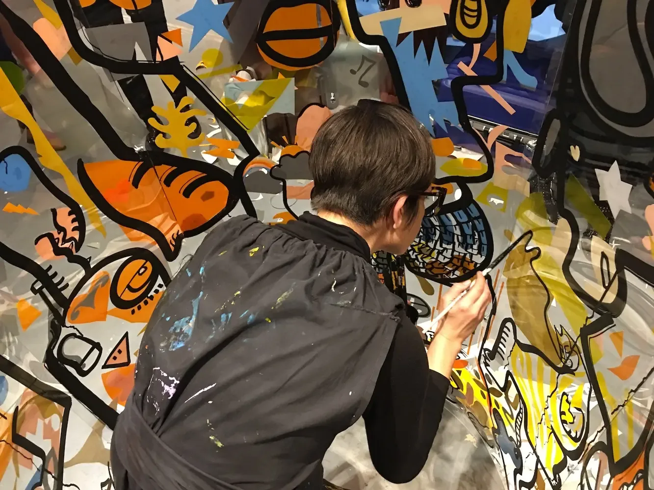 Artiste en train de peindre une fresque collaborative My Art Box lors d'un team building à New York.