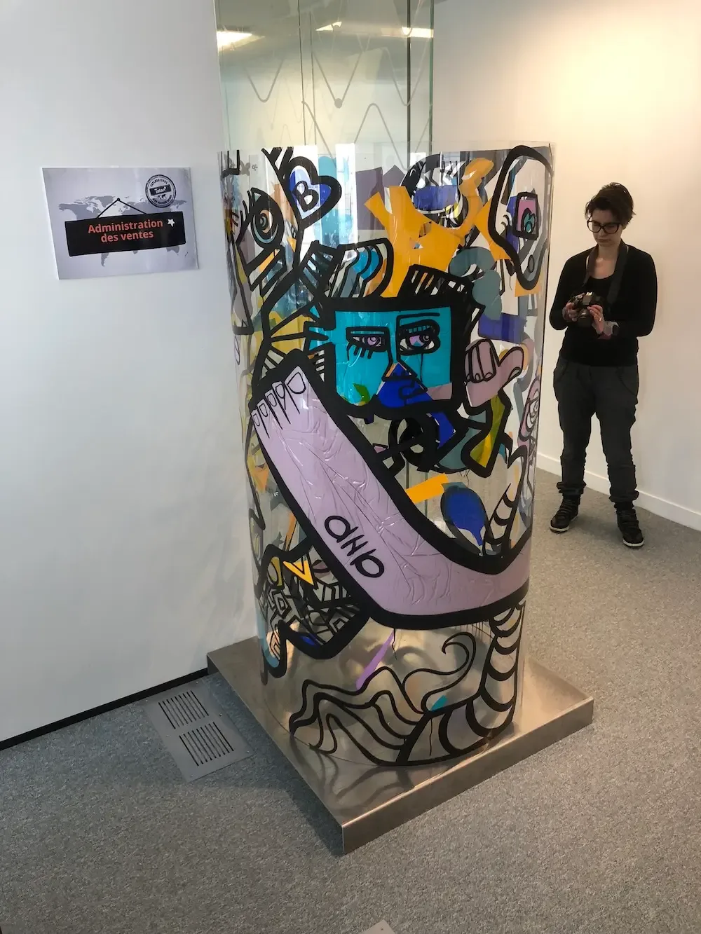 Totem artistique par aNa artiste My Art Box lors d'un événement d'entreprise.