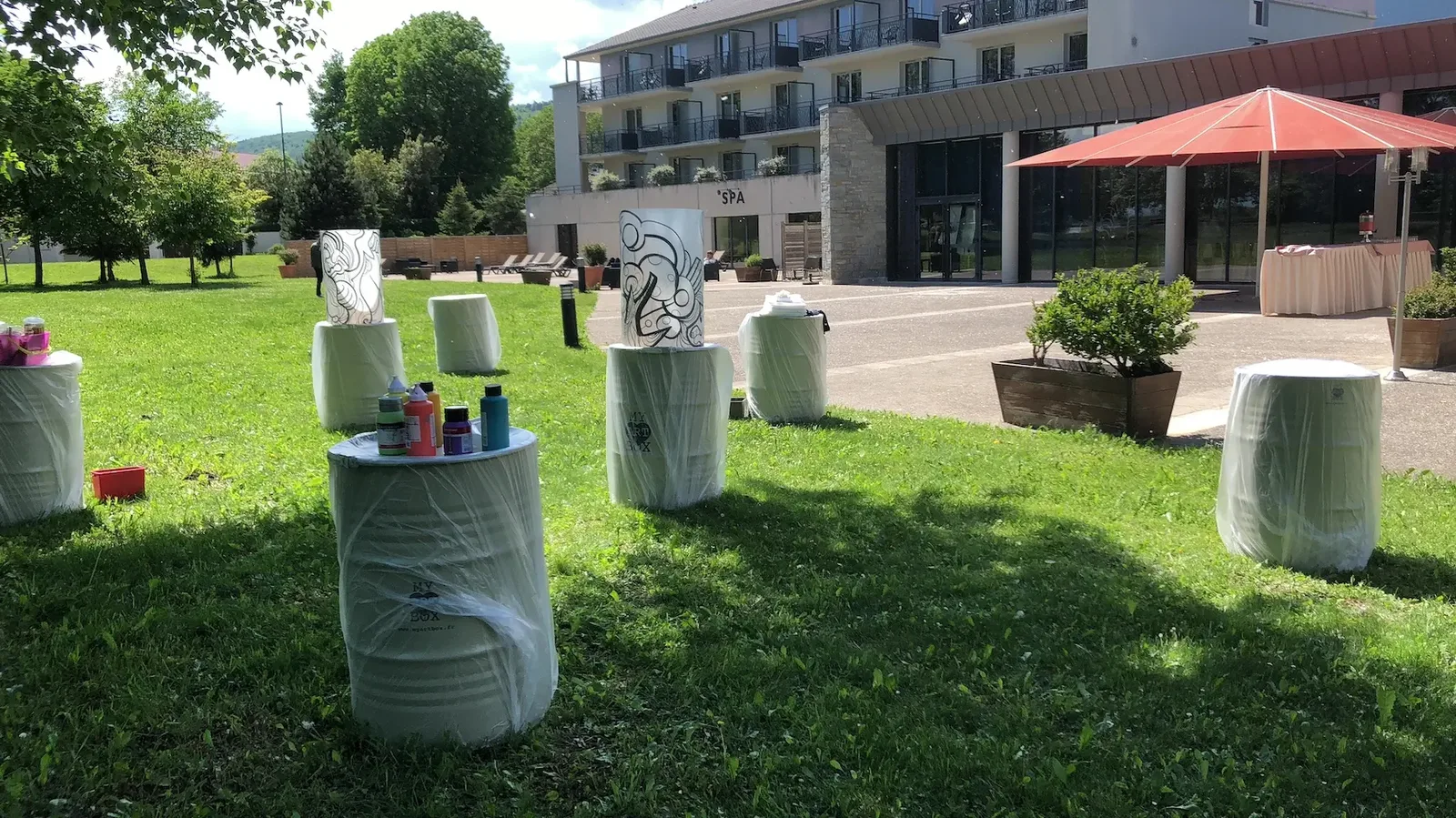 My Art Box en plein air avec aNa artiste pour l'événement à Divonne-les-Bains.