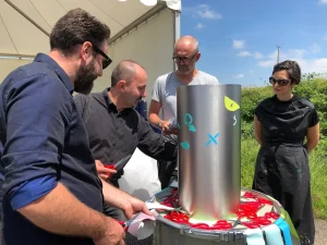 participants découpant des adhésifs colorés pendant une animation éco responsable de lancement produit